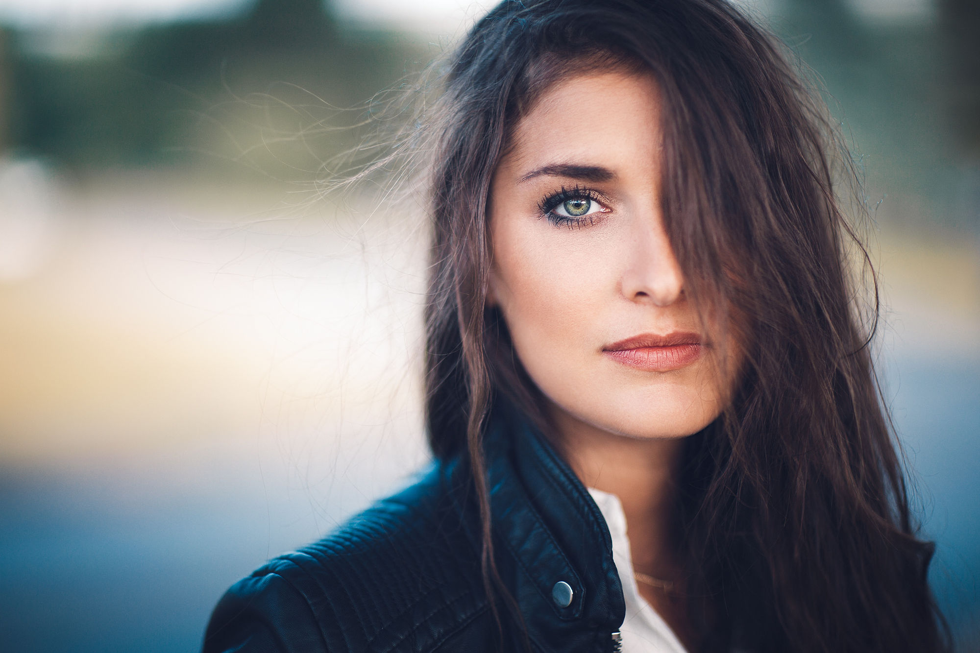 Handy-Wallpaper Bokeh, Brünette, Modell, Frauen, Grüne Augen kostenlos herunterladen.