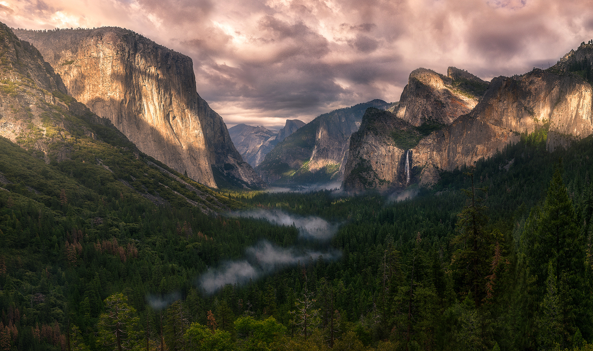 Handy-Wallpaper Landschaft, Natur, Wasserfall, Wald, Klippe, Gebirge, Wolke, Erde/natur kostenlos herunterladen.