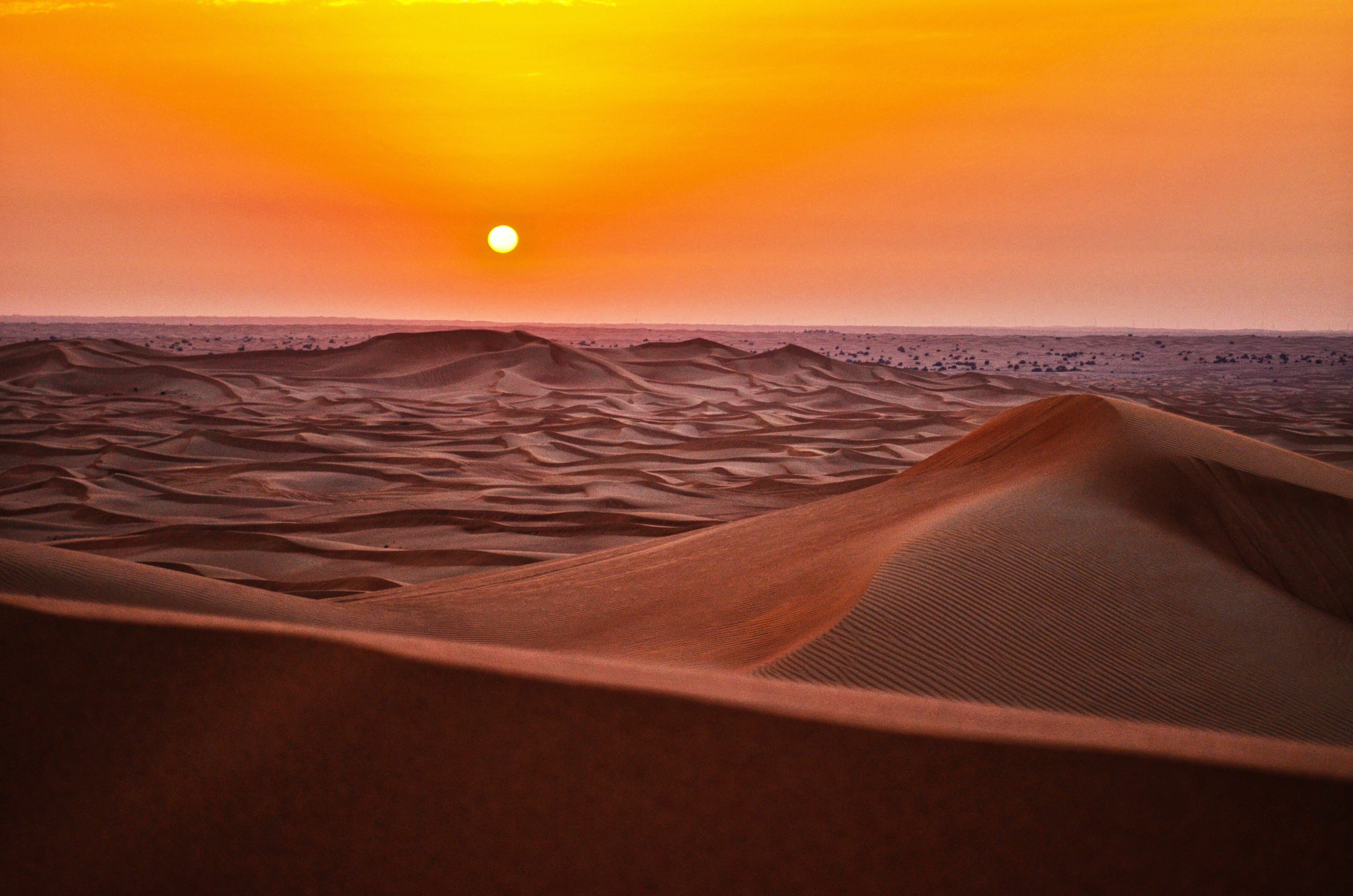 Скачать картинку Закат, Солнце, Песок, Пустыня, Горизонт, Дюна, Ландшафт, Земля/природа в телефон бесплатно.