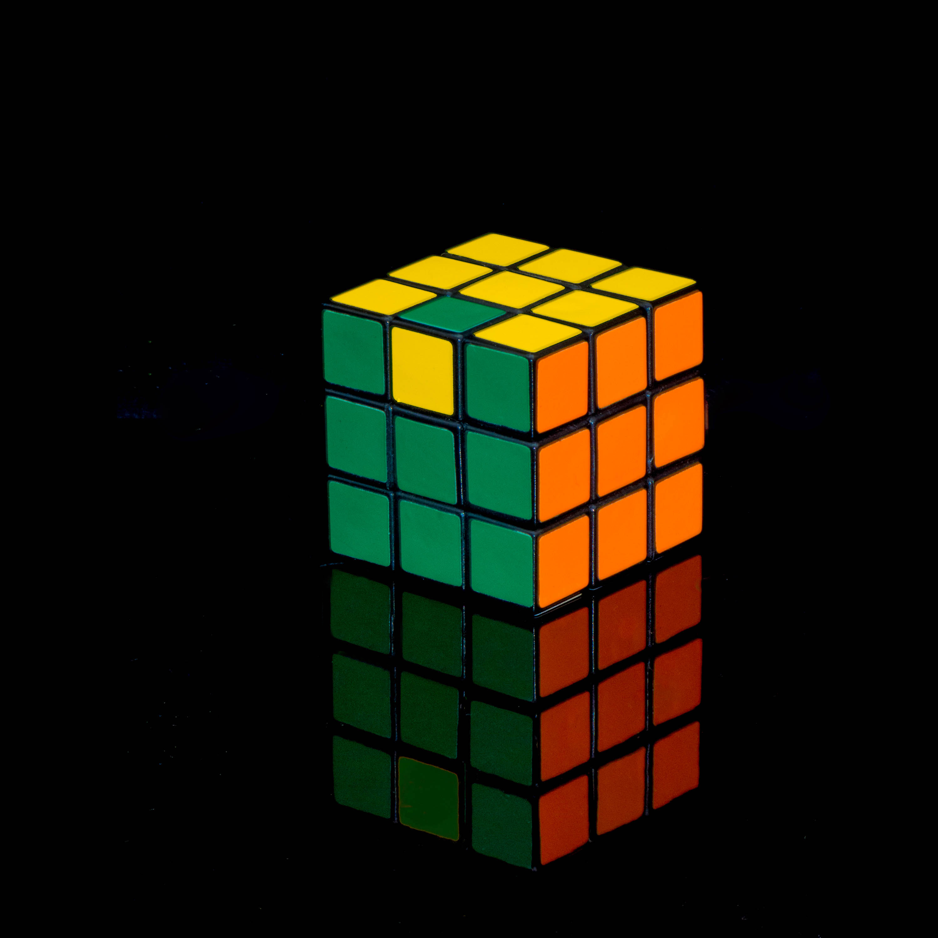 107535 скачать картинку кубик рубика, куб, разное, отражение, разноцветный, черный - обои и заставки бесплатно