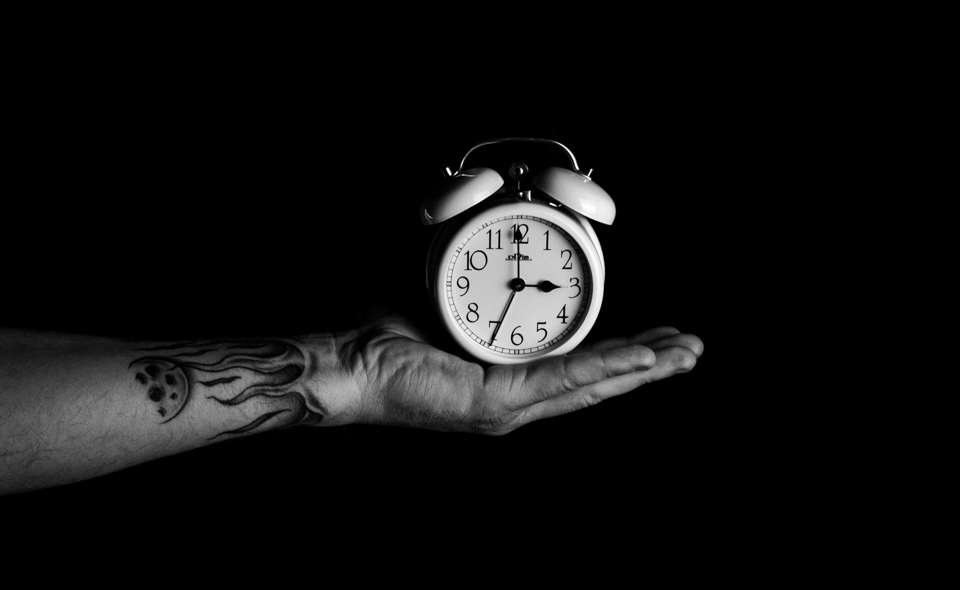 it's time, time, alarm clock, clock, hand, miscellanea, miscellaneous, bw, chb