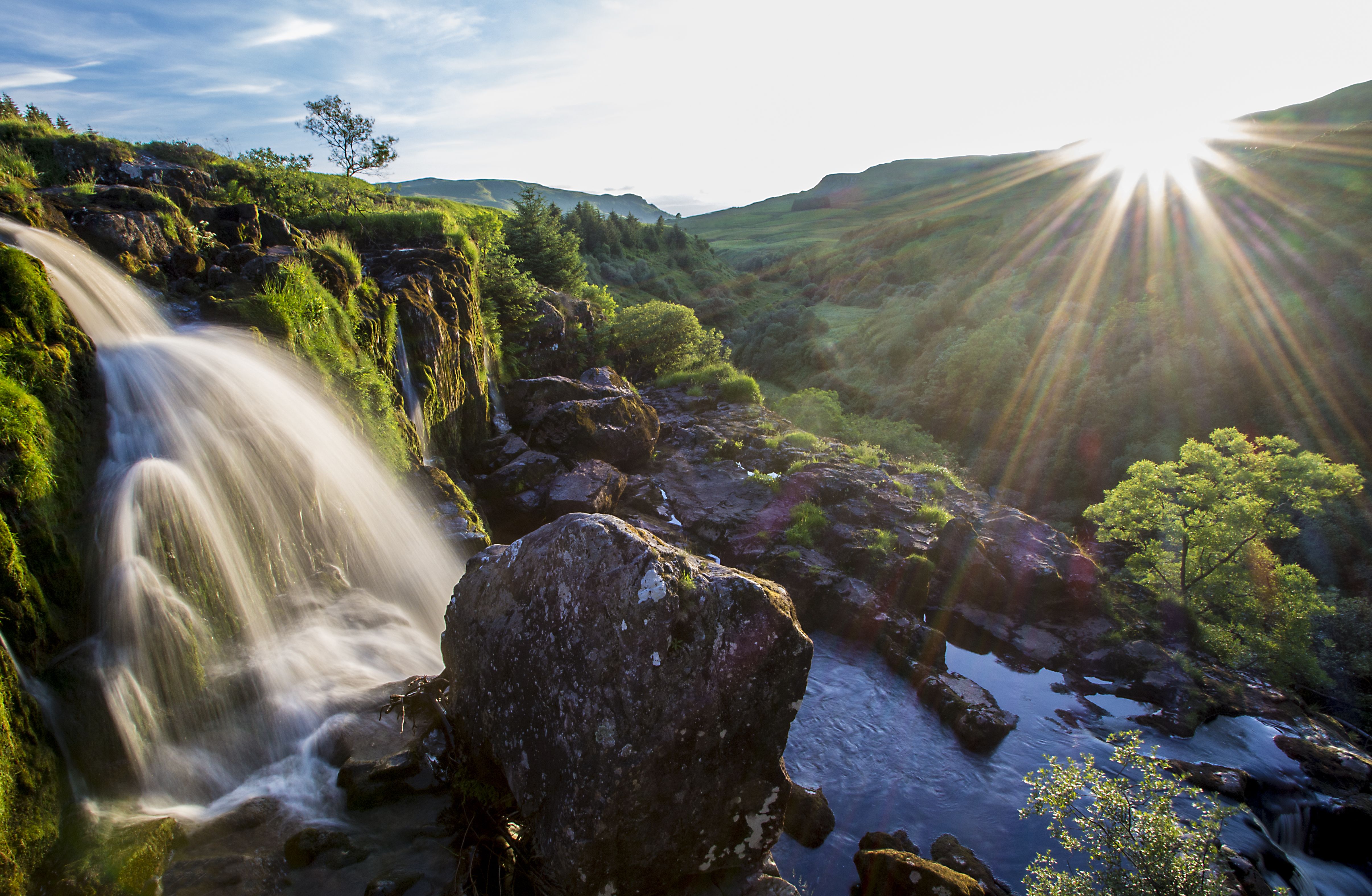 Handy-Wallpaper Wasserfälle, Wasserfall, Sonnenstrahl, Erde/natur, Loup Des Fintry Wasserfalls kostenlos herunterladen.