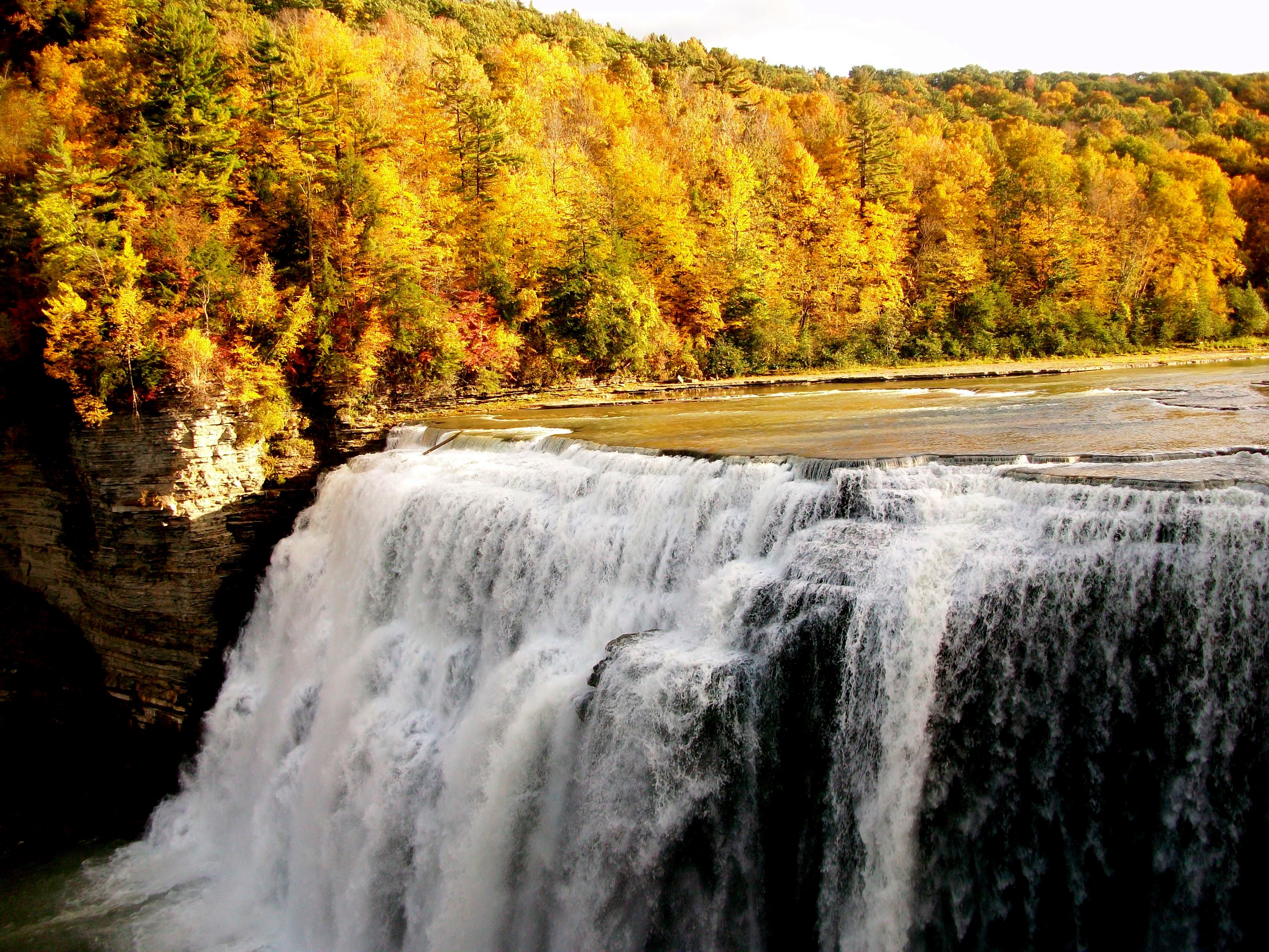 Laden Sie das Wasserfall, Natur, Wald, Herbst-Bild kostenlos auf Ihren PC-Desktop herunter