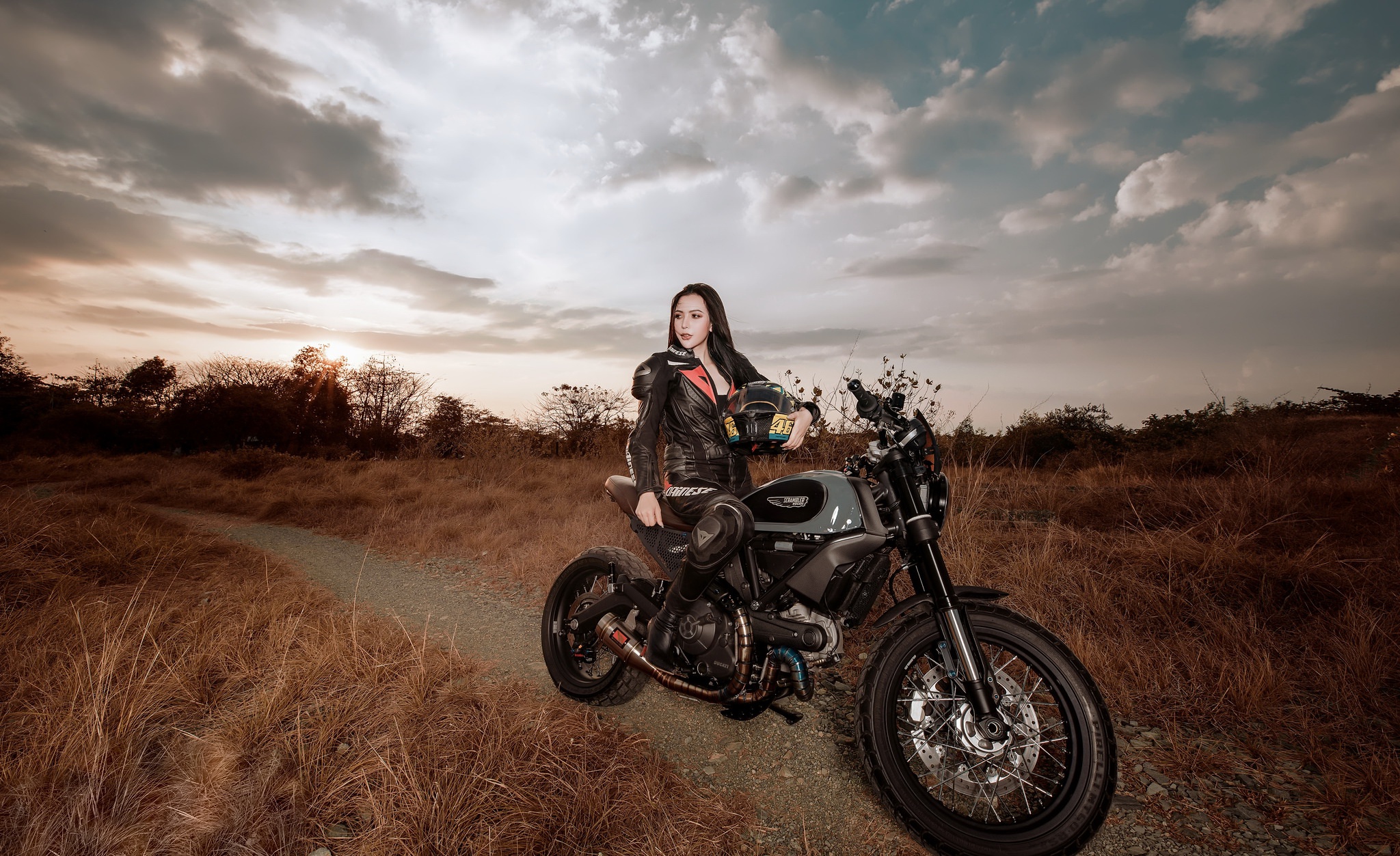 888950 télécharger le fond d'écran femmes, femmes & motos, brune, veste de cuir, top model, motocycle, véhicule - économiseurs d'écran et images gratuitement