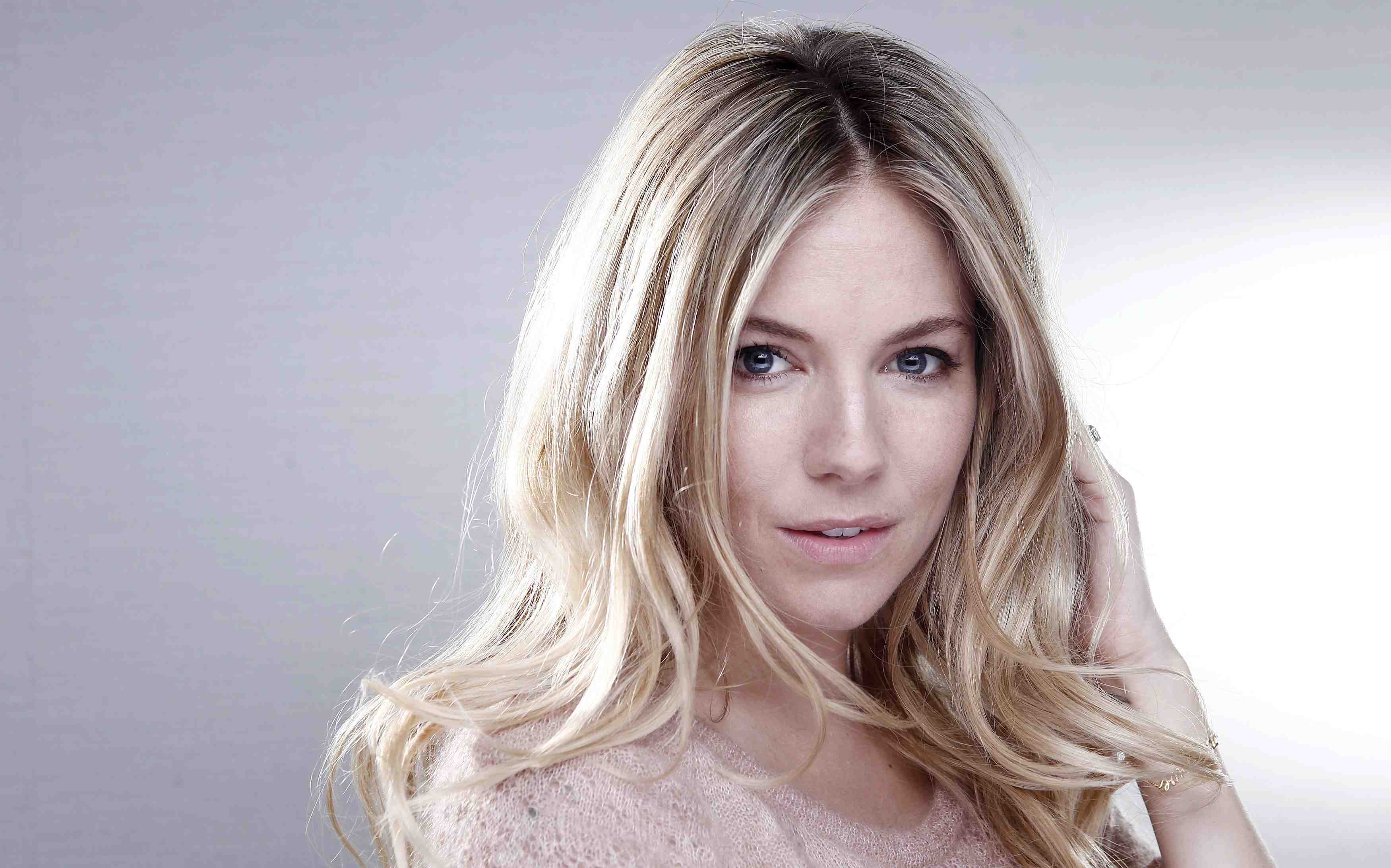 Free download wallpaper Blonde, Face, Blue Eyes, Celebrity, Actress, Sienna Miller on your PC desktop