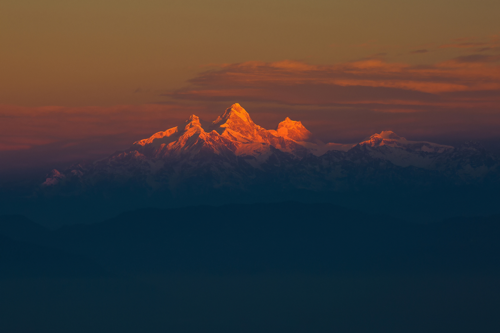 98008 descargar fondo de pantalla himalaya, naturaleza, cielo, montañas, niebla, cordillera, macizo: protectores de pantalla e imágenes gratis