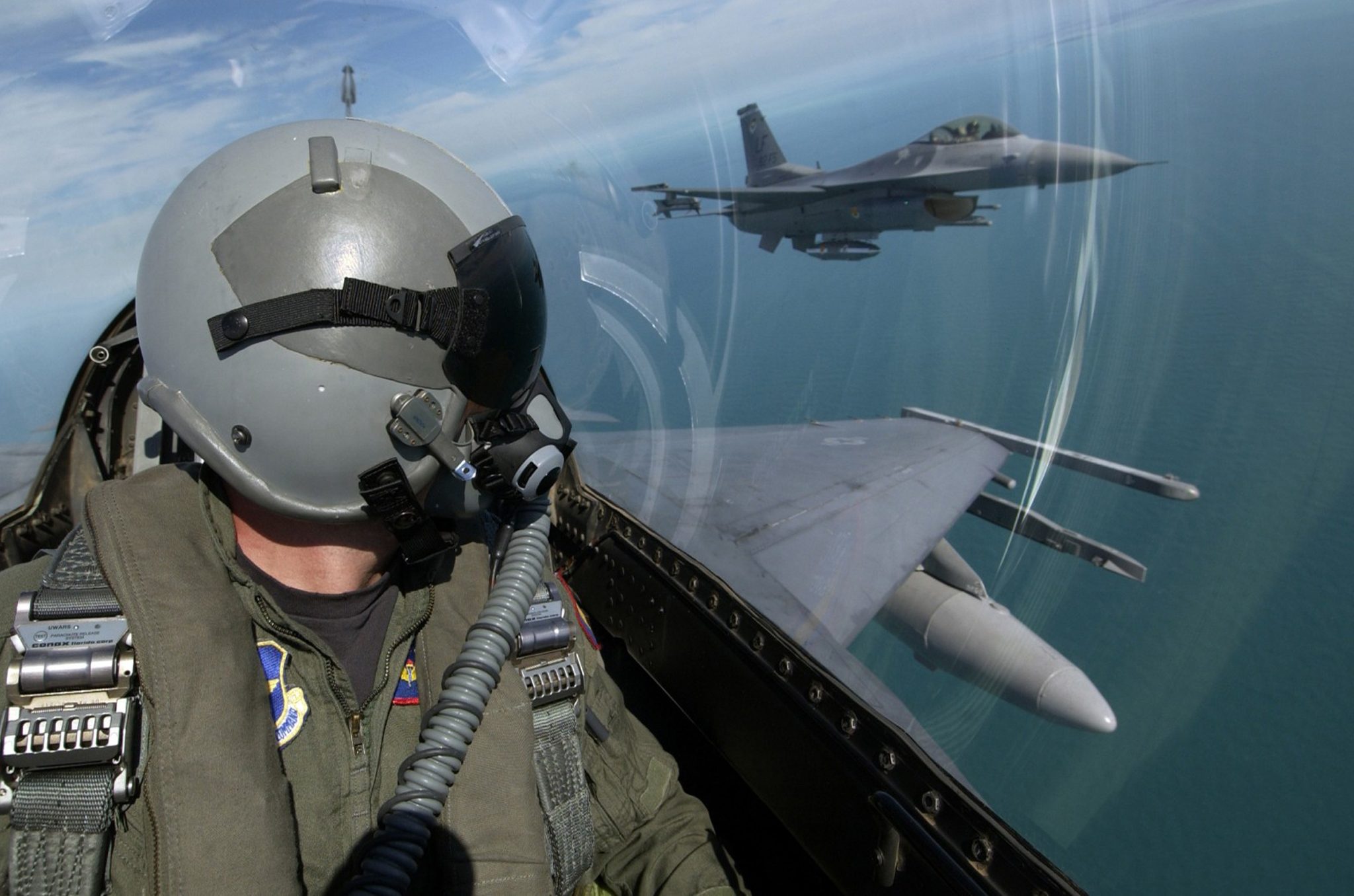 901645 Hintergrundbild herunterladen militär, pilot, flugzeuge, general dynamics f 16 kampffalke - Bildschirmschoner und Bilder kostenlos