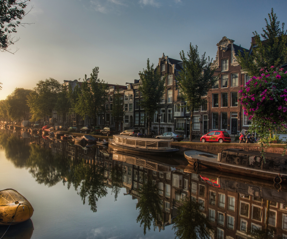 Handy-Wallpaper Städte, Boot, Niederlande, Kanal, Amsterdam, Menschengemacht, Spiegelung, Betrachtung kostenlos herunterladen.