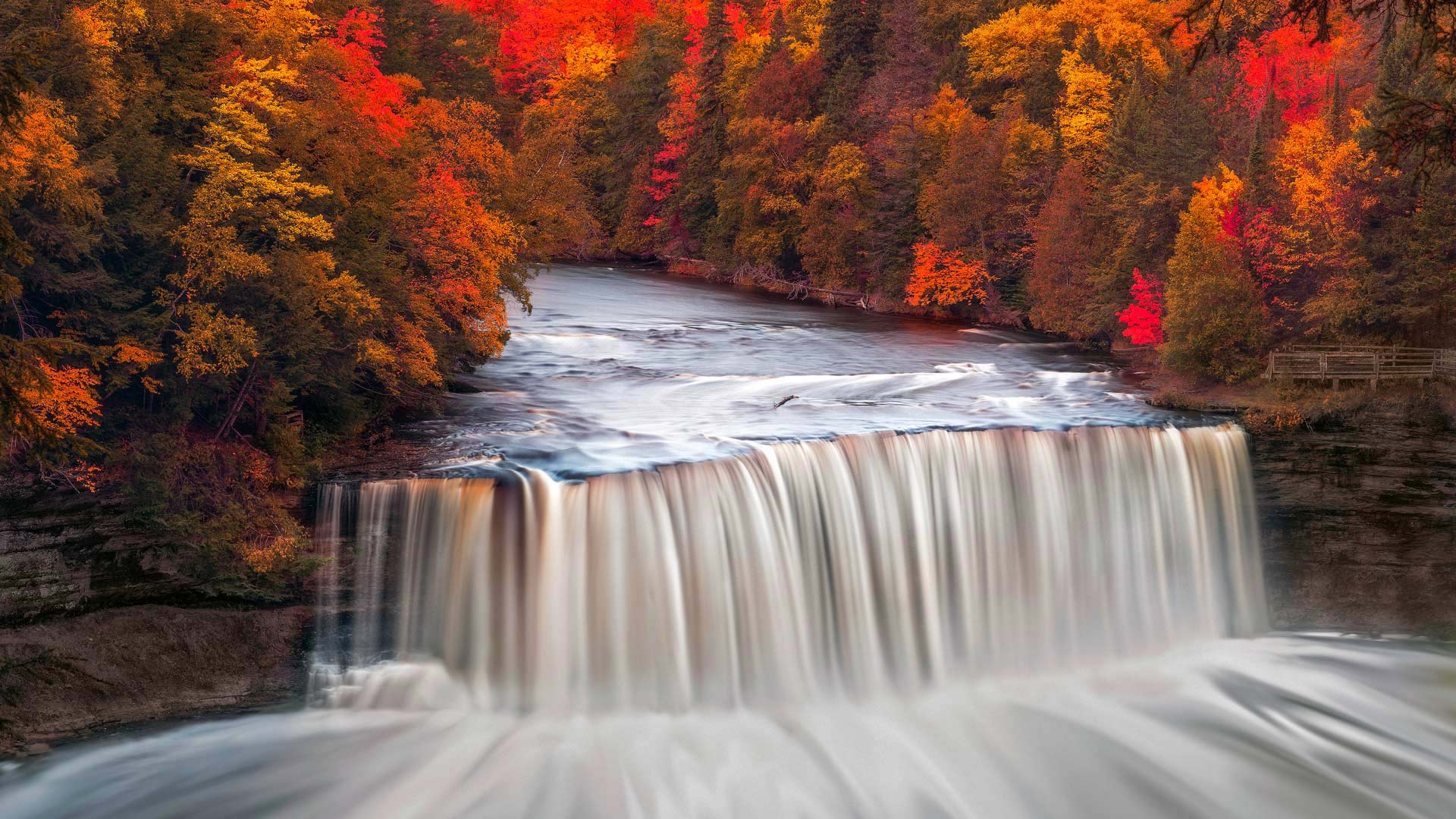 Скачать картинку Природа, Река, Осень, Водопады, Водопад, Лес, Земля/природа, Мыло в телефон бесплатно.