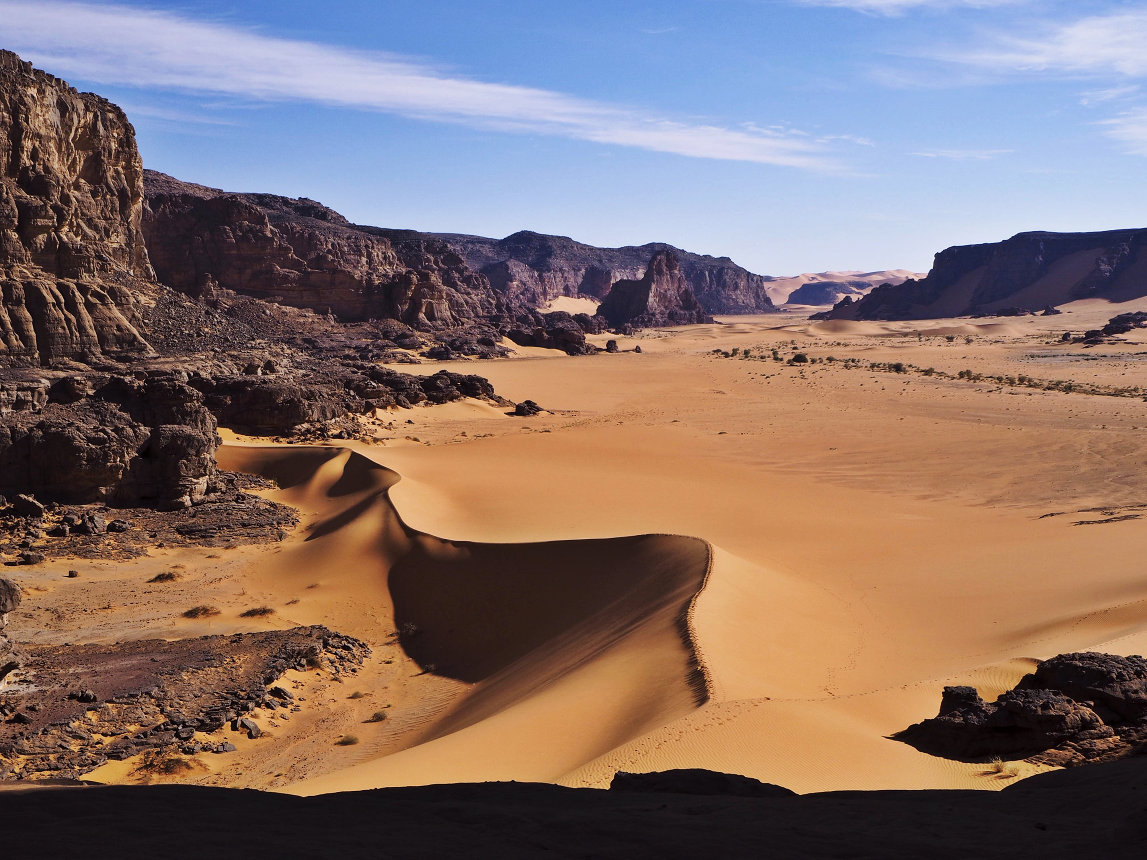 Скачать картинку Пейзаж, Песок, Пустыня, Сахара, Алжир, Земля/природа, Тассили Н'аджер в телефон бесплатно.