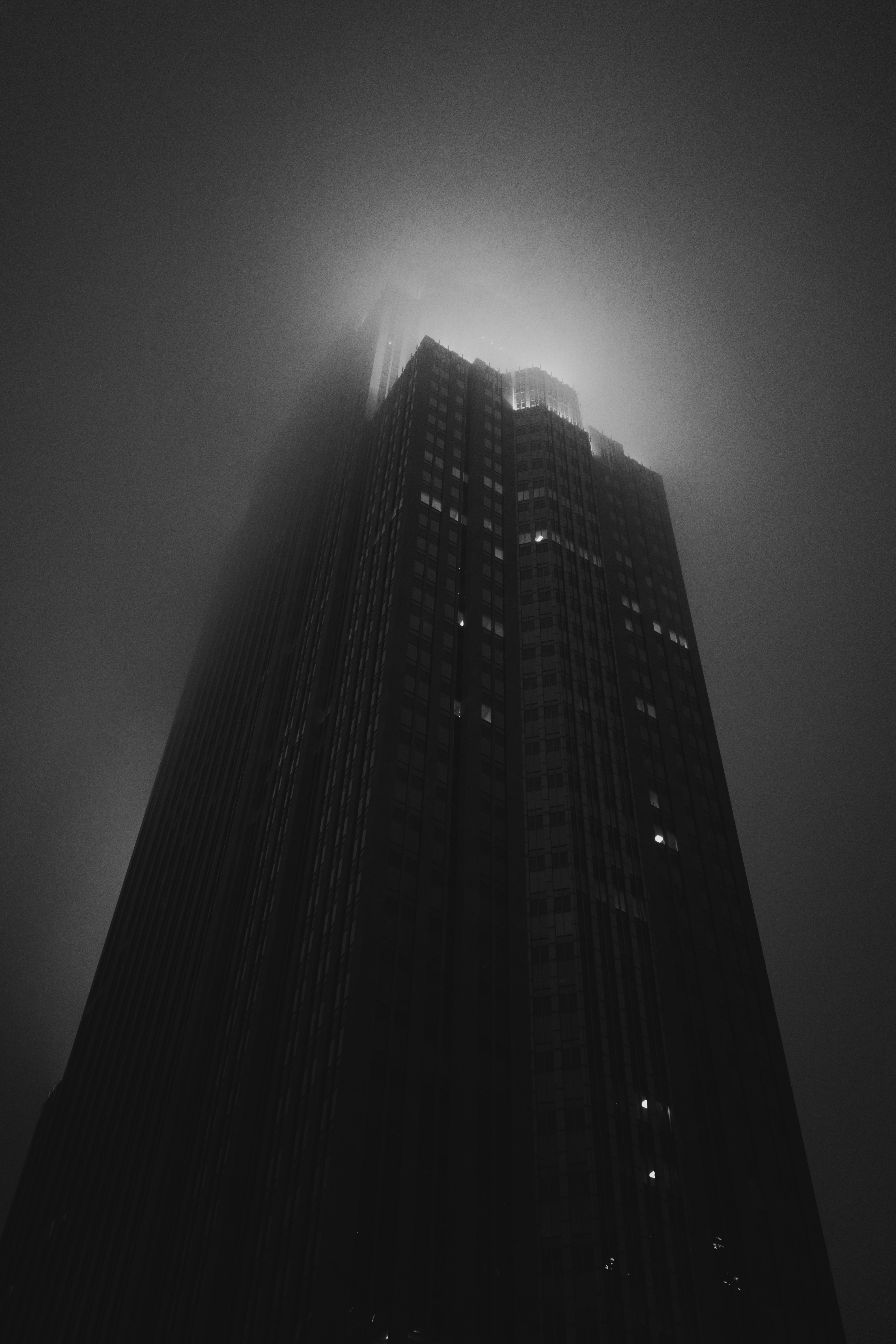 Descarga gratis la imagen Edificio, Oscuro, Niebla, Bw, Torre, Rascacielos, Chb en el escritorio de tu PC