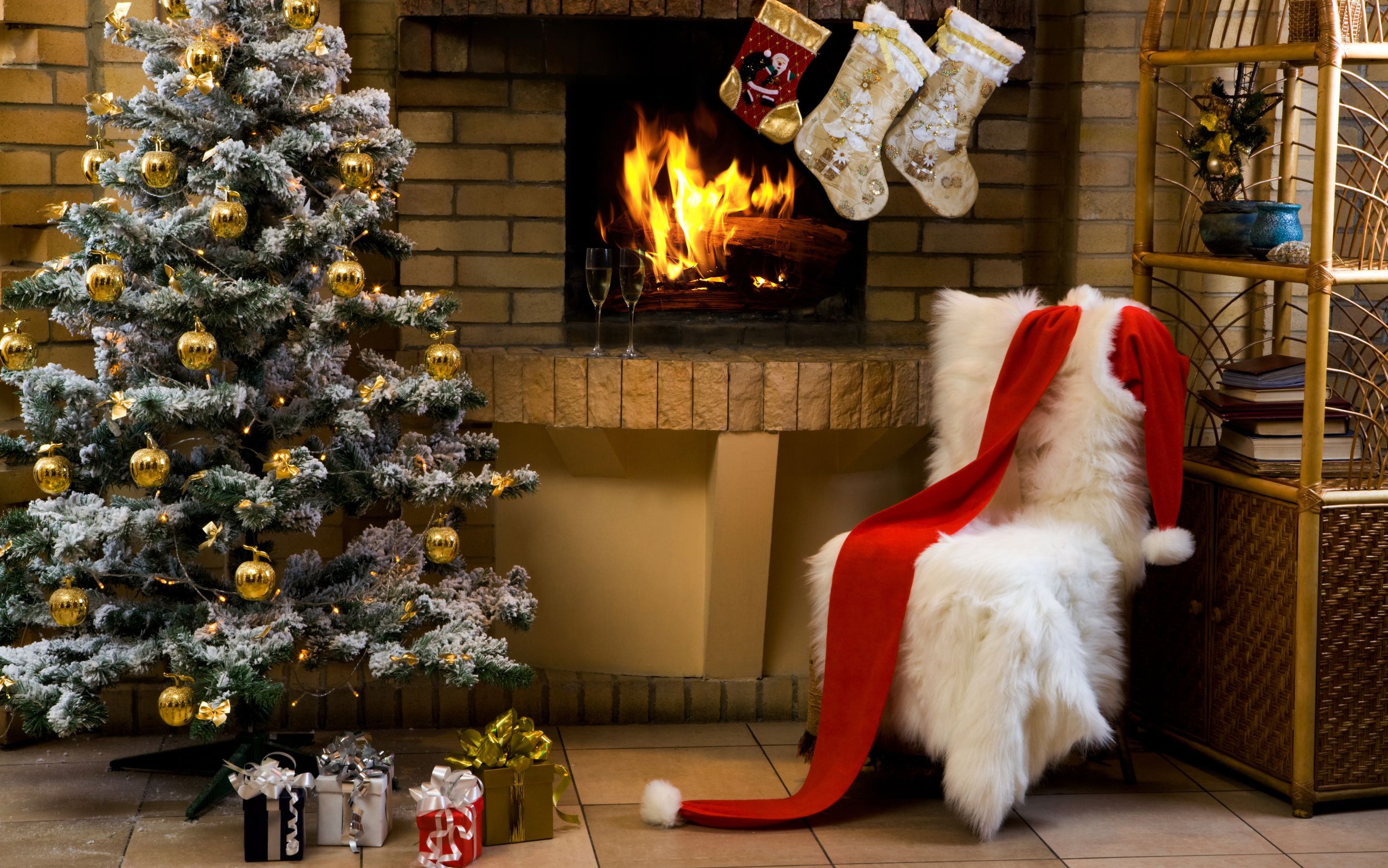 174355 Hintergrundbild herunterladen feiertage, weihnachten, weihnachtsschmuck, weihnachtsbaum, kamin, weihnachtsmütze - Bildschirmschoner und Bilder kostenlos