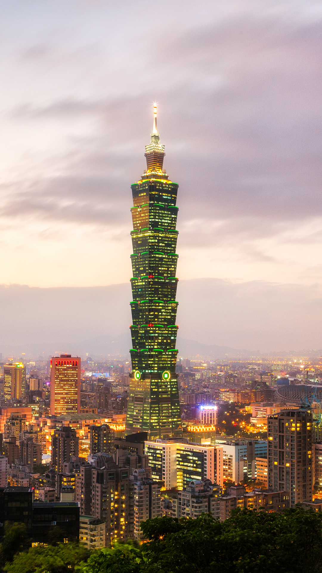 Handy-Wallpaper Stadt, Wolkenkratzer, Gebäude, Licht, Stadtbild, Taiwan, Taipeh, Menschengemacht, Großstadt, Taipei 101 kostenlos herunterladen.
