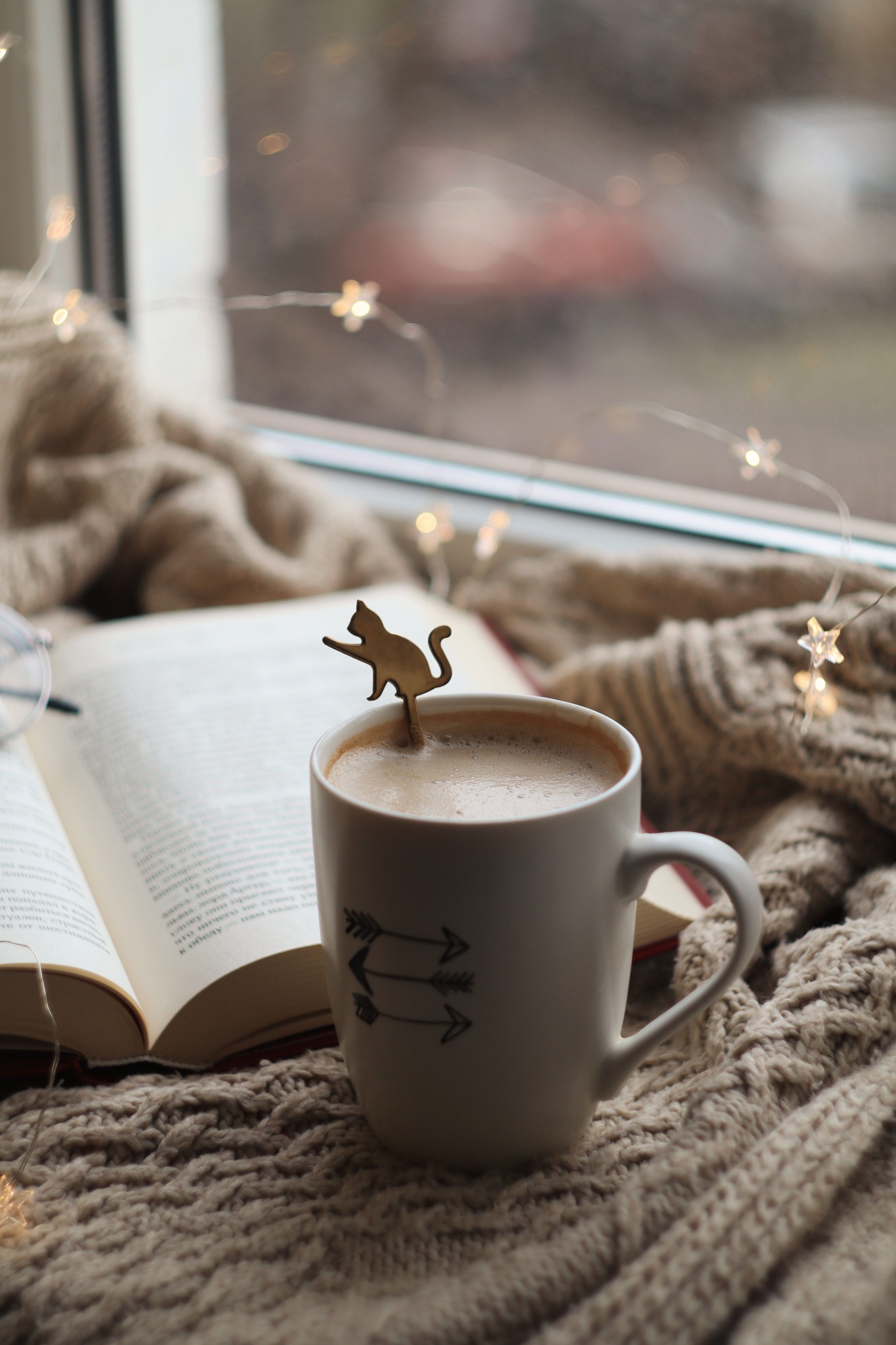 Free download wallpaper Miscellanea, Miscellaneous, Garland, Coziness, Comfort, Mug, Plaid, Cup, Book, Coffee on your PC desktop