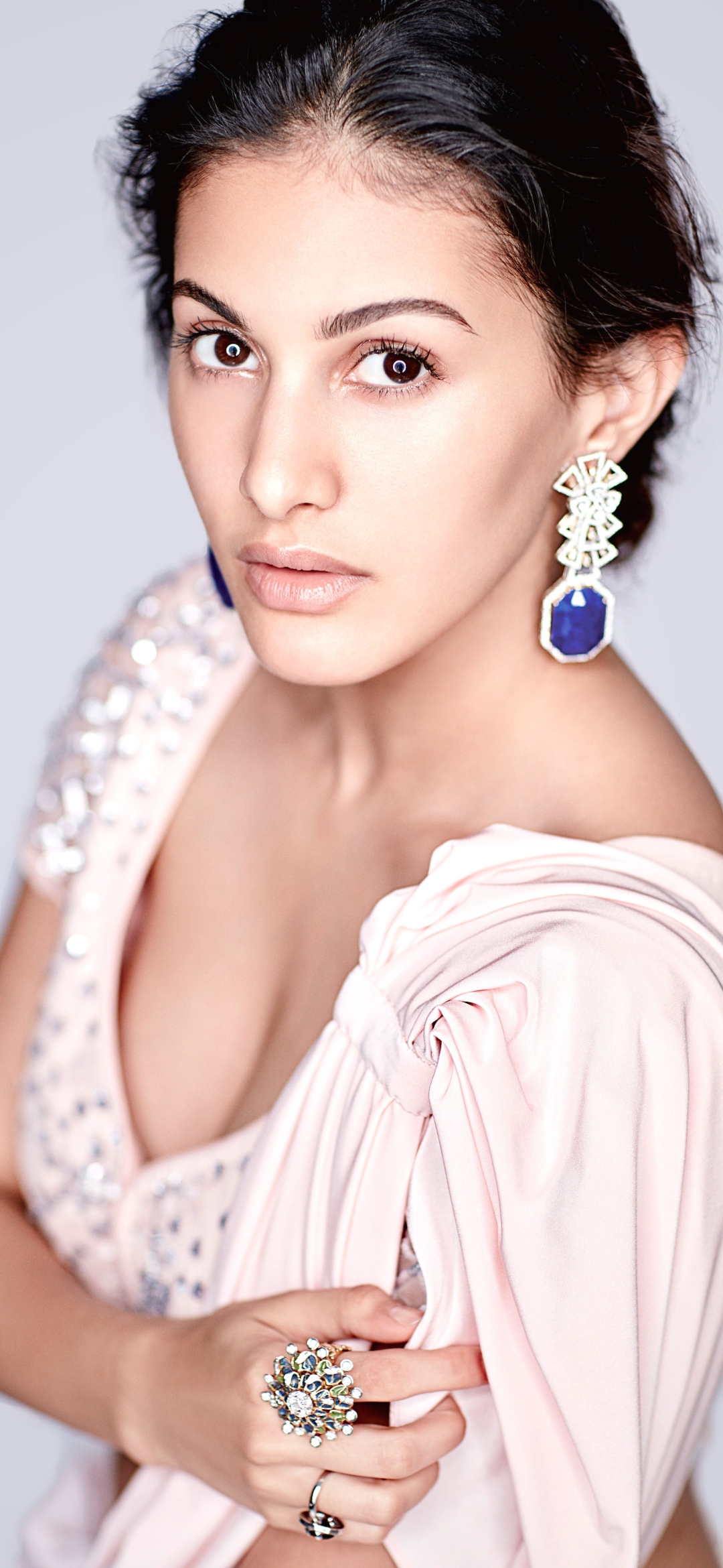 Download mobile wallpaper Earrings, Indian, Celebrity, Brown Eyes, Black Hair, Actress, Bollywood, Amyra Dastur for free.