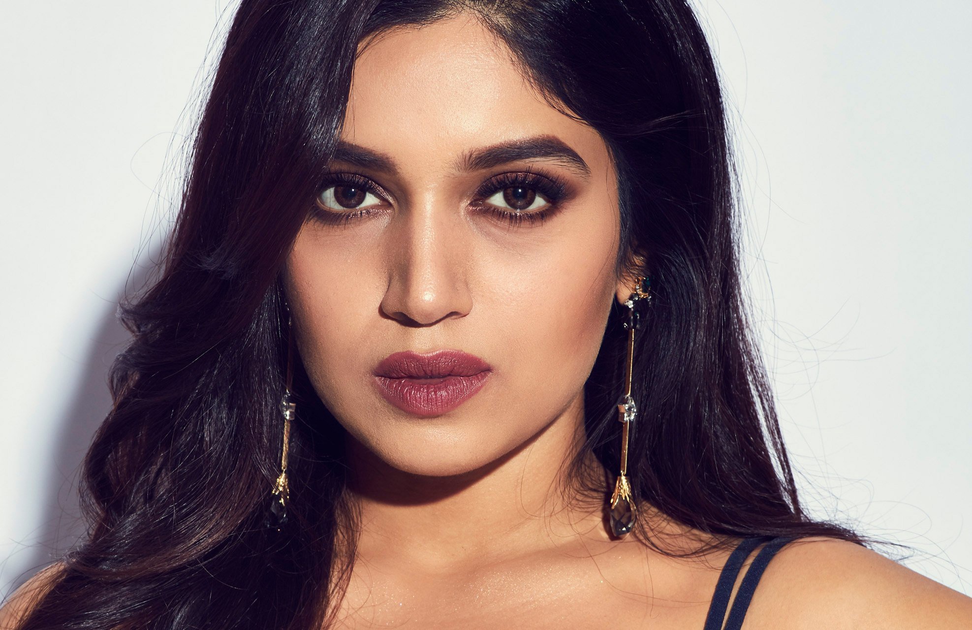 Free download wallpaper Face, Earrings, Indian, Celebrity, Brown Eyes, Black Hair, Actress, Lipstick, Bollywood, Bhumi Pednekar on your PC desktop