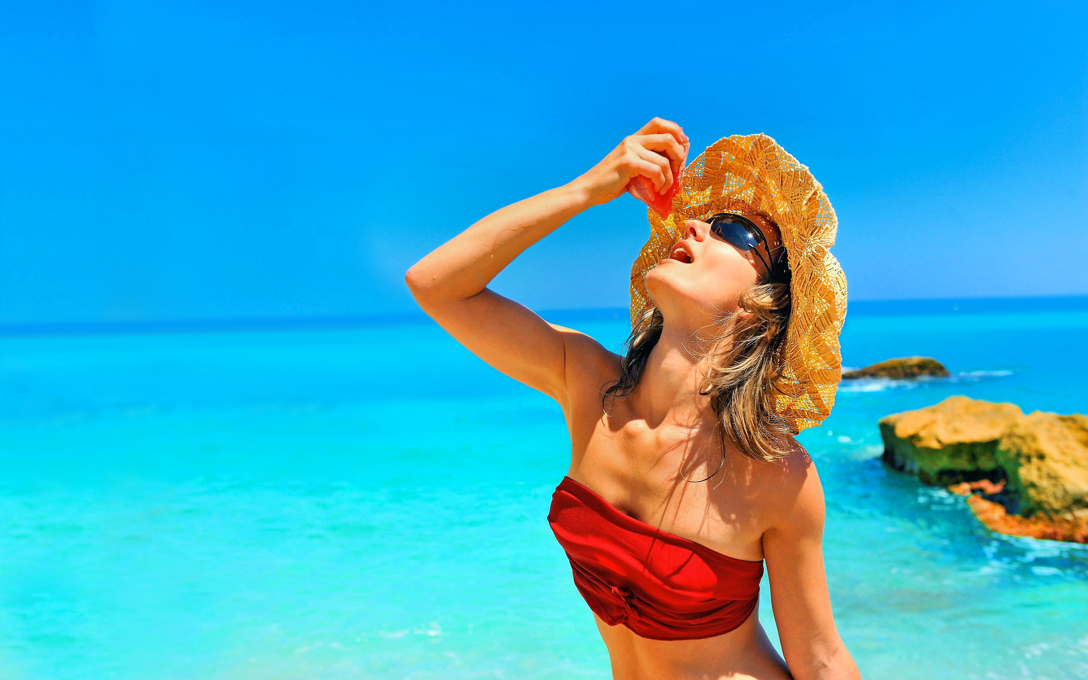 Laden Sie das Sommer, Horizont, Hut, Sonnig, Sonnenbrille, Frauen, Bikini, Schönheiten-Bild kostenlos auf Ihren PC-Desktop herunter