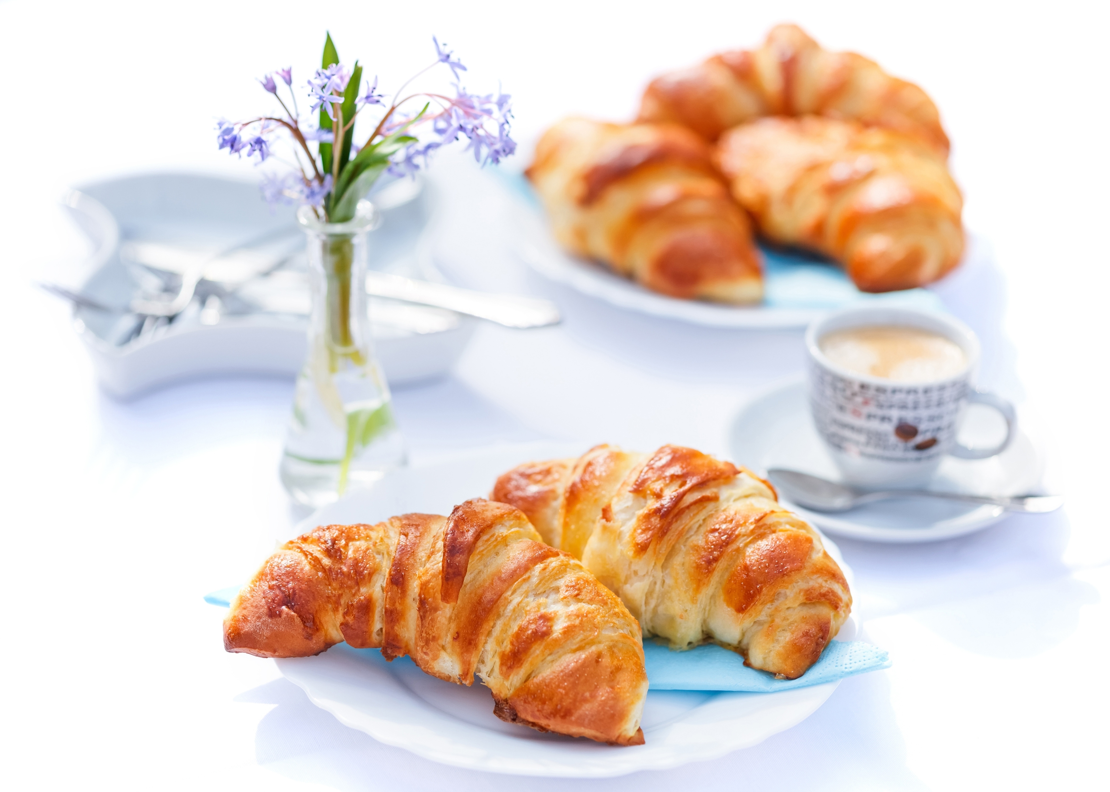 Handy-Wallpaper Croissant, Nahrungsmittel, Kaffee, Frühstuck kostenlos herunterladen.