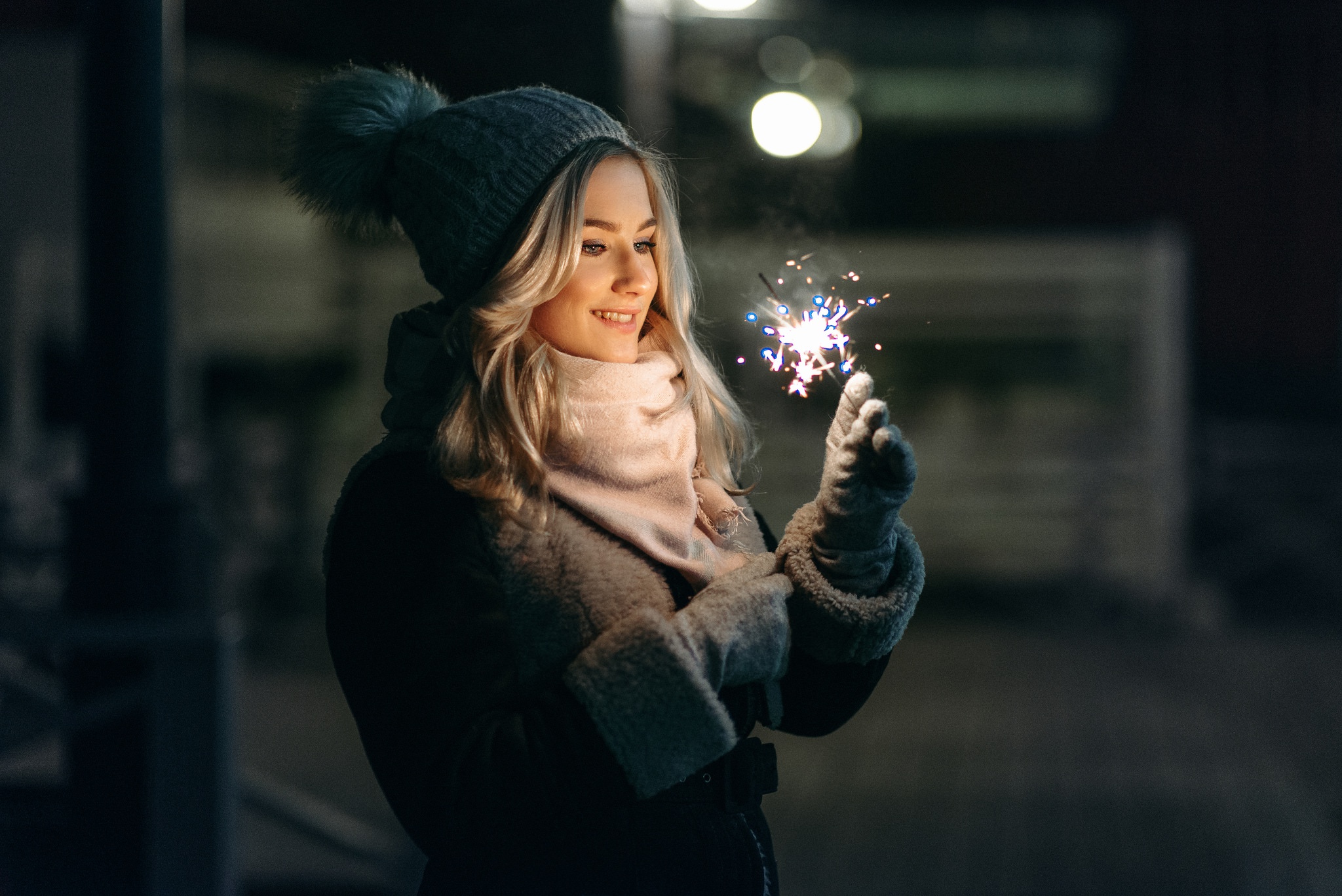 Téléchargez des papiers peints mobile Nuit, Le Sourire, Humeur, Blond, Chapeau, Étincelle, Femmes, Top Model gratuitement.