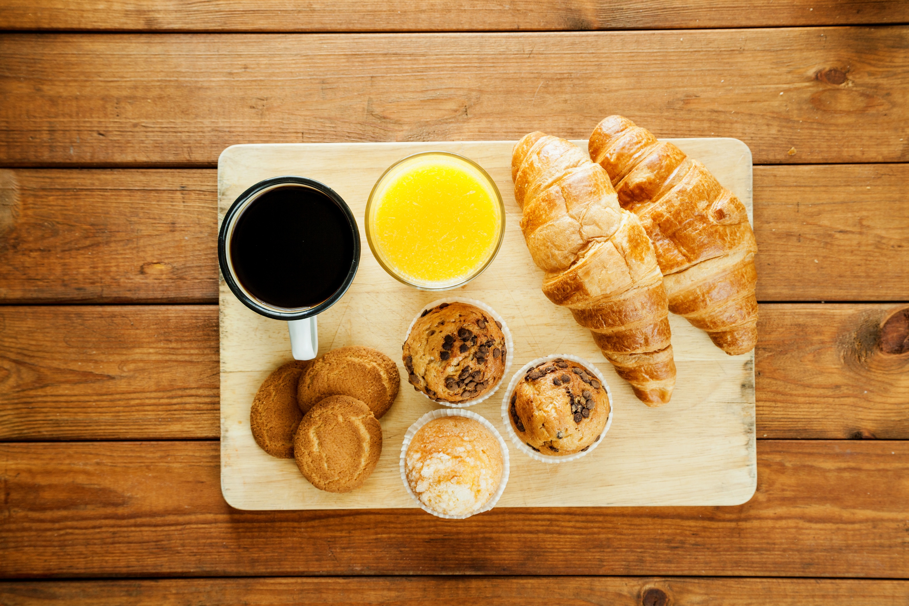 Handy-Wallpaper Cupcake, Croissant, Saft, Nahrungsmittel, Kaffee, Frühstuck, Wiener kostenlos herunterladen.