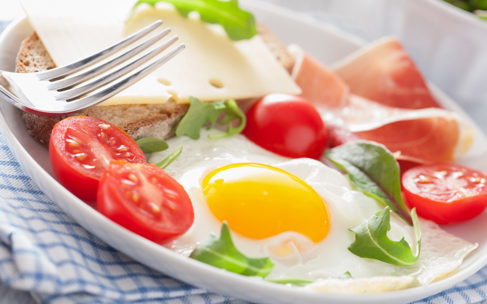 PCデスクトップに卵, チーズ, 肉, トマト, 朝ごはん, 食べ物画像を無料でダウンロード