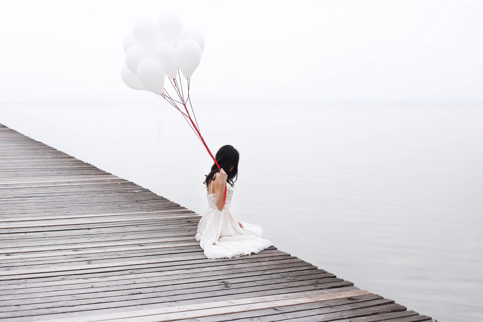 Handy-Wallpaper Ballon, Brünette, Braut, Frauen, Hochzeitskleid, Weißes Kleid kostenlos herunterladen.