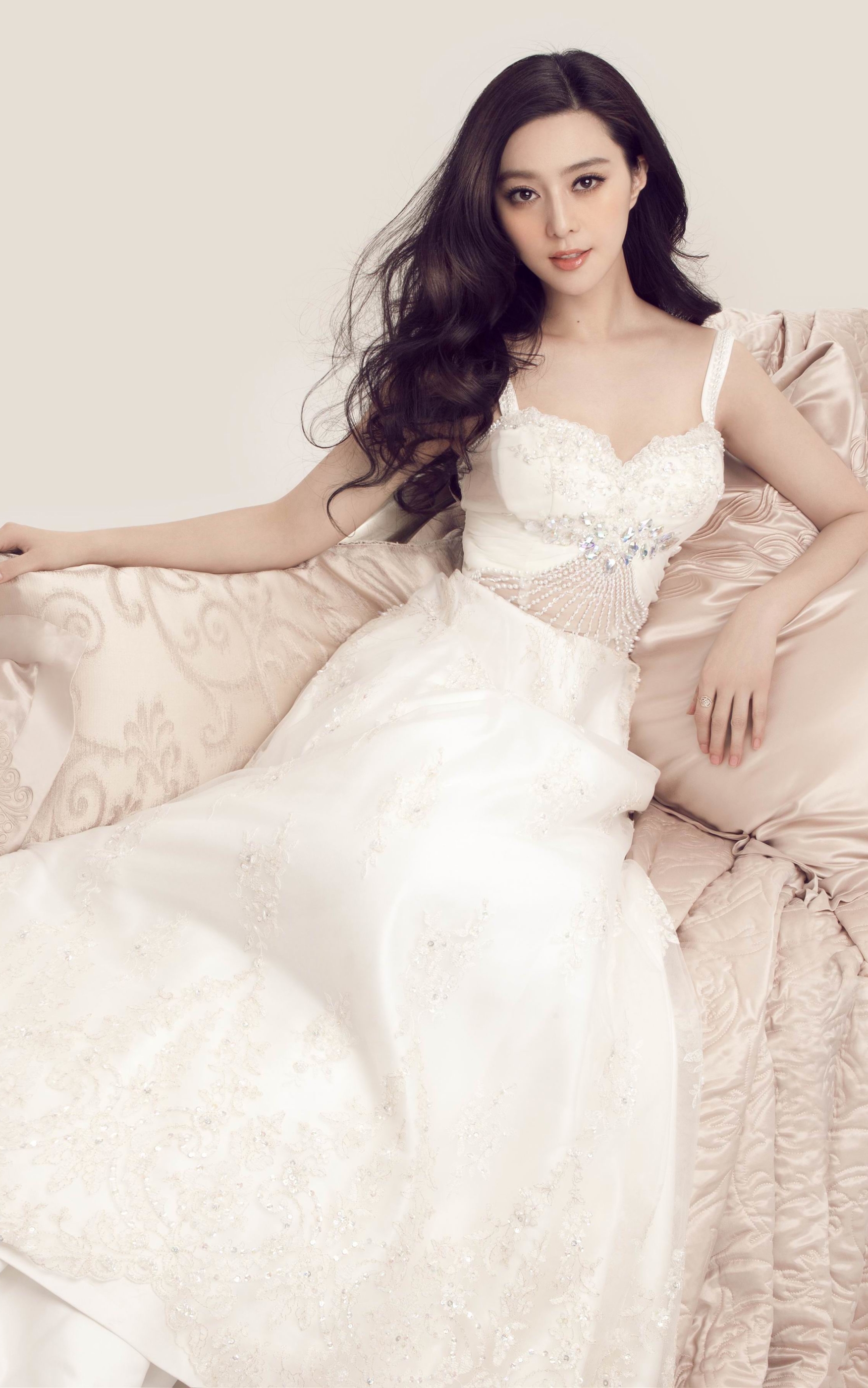 Download mobile wallpaper Sofa, Chinese, Dress, Celebrity, Actress, Fan Bingbing, Couch for free.