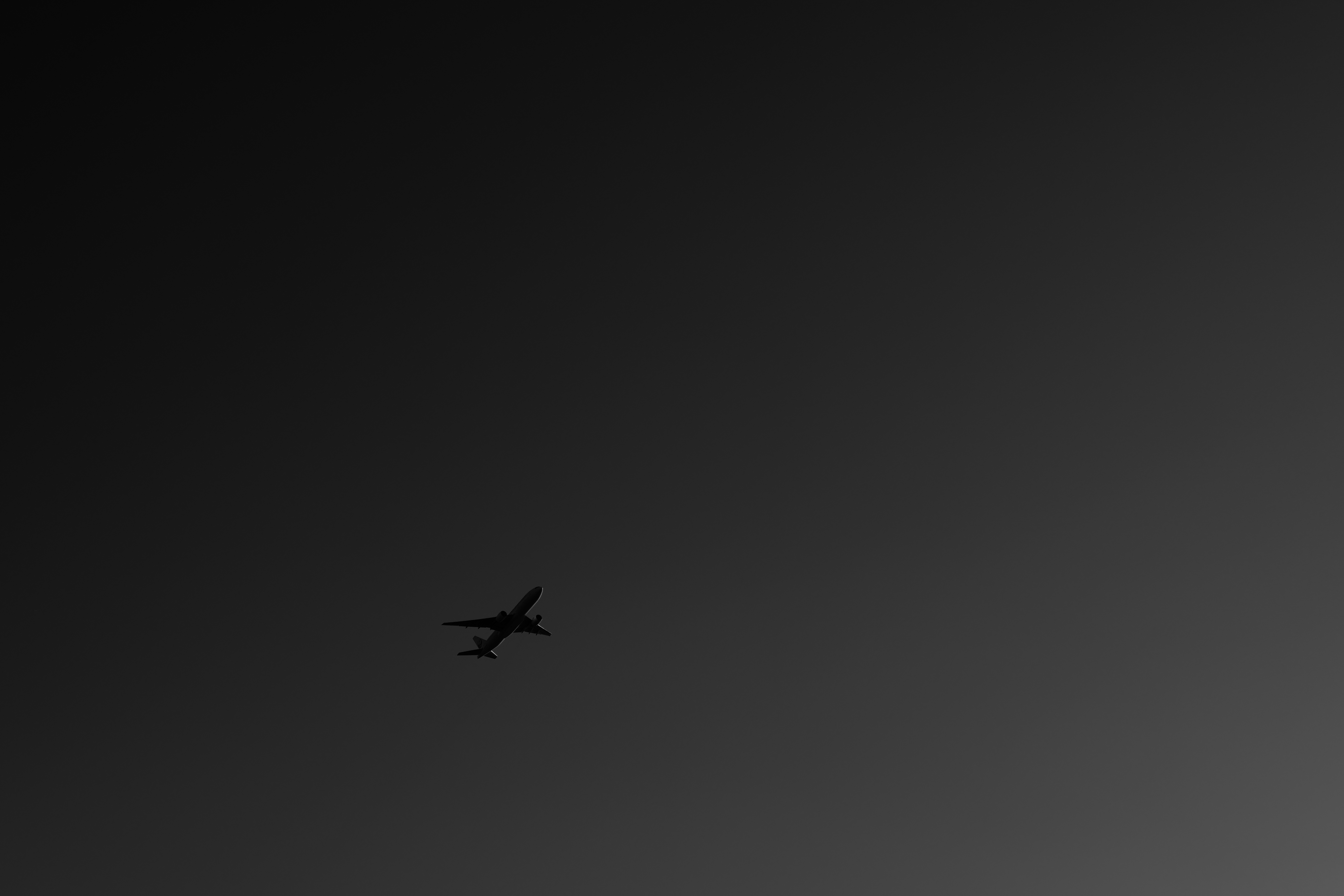 91028 скачать картинку минимализм, темный, чб, небо, полет, самолет - обои и заставки бесплатно