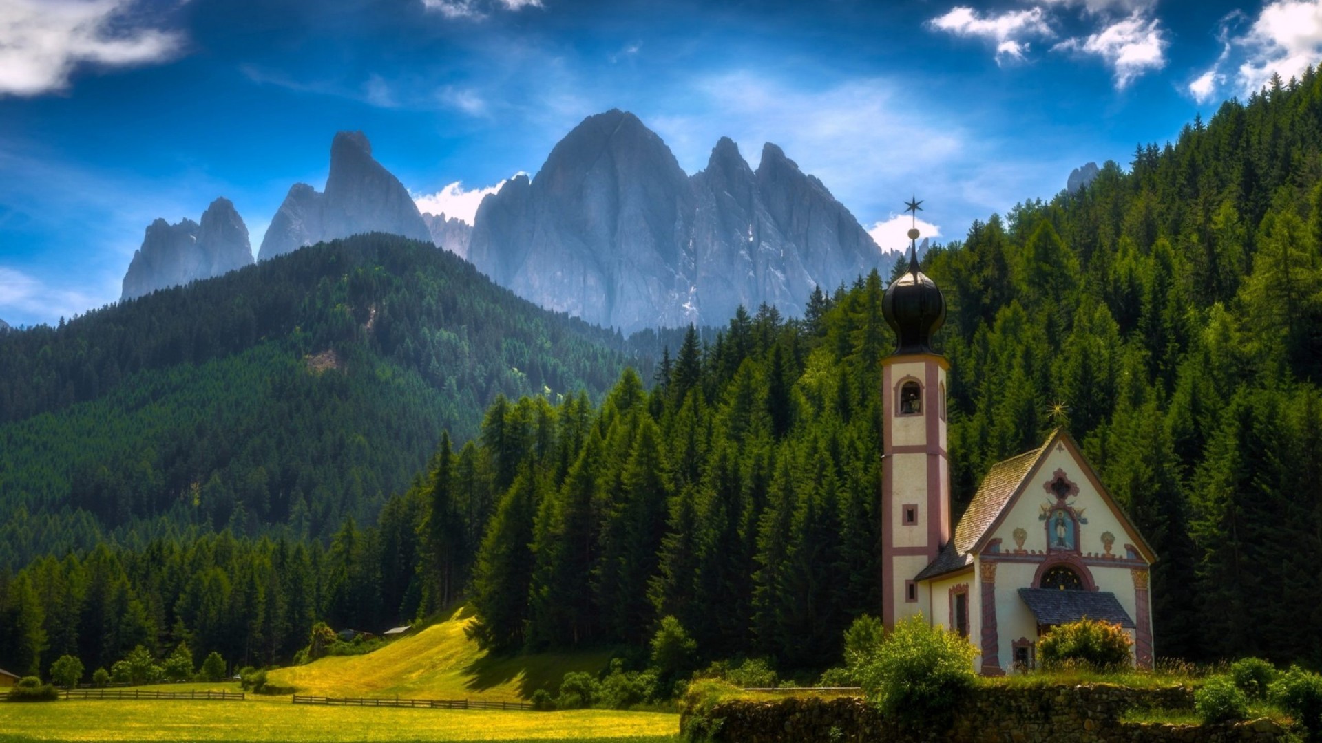 743327 télécharger l'image italie, religieux, chapelle, forêt, montagne, santa maddalena, arbre - fonds d'écran et économiseurs d'écran gratuits