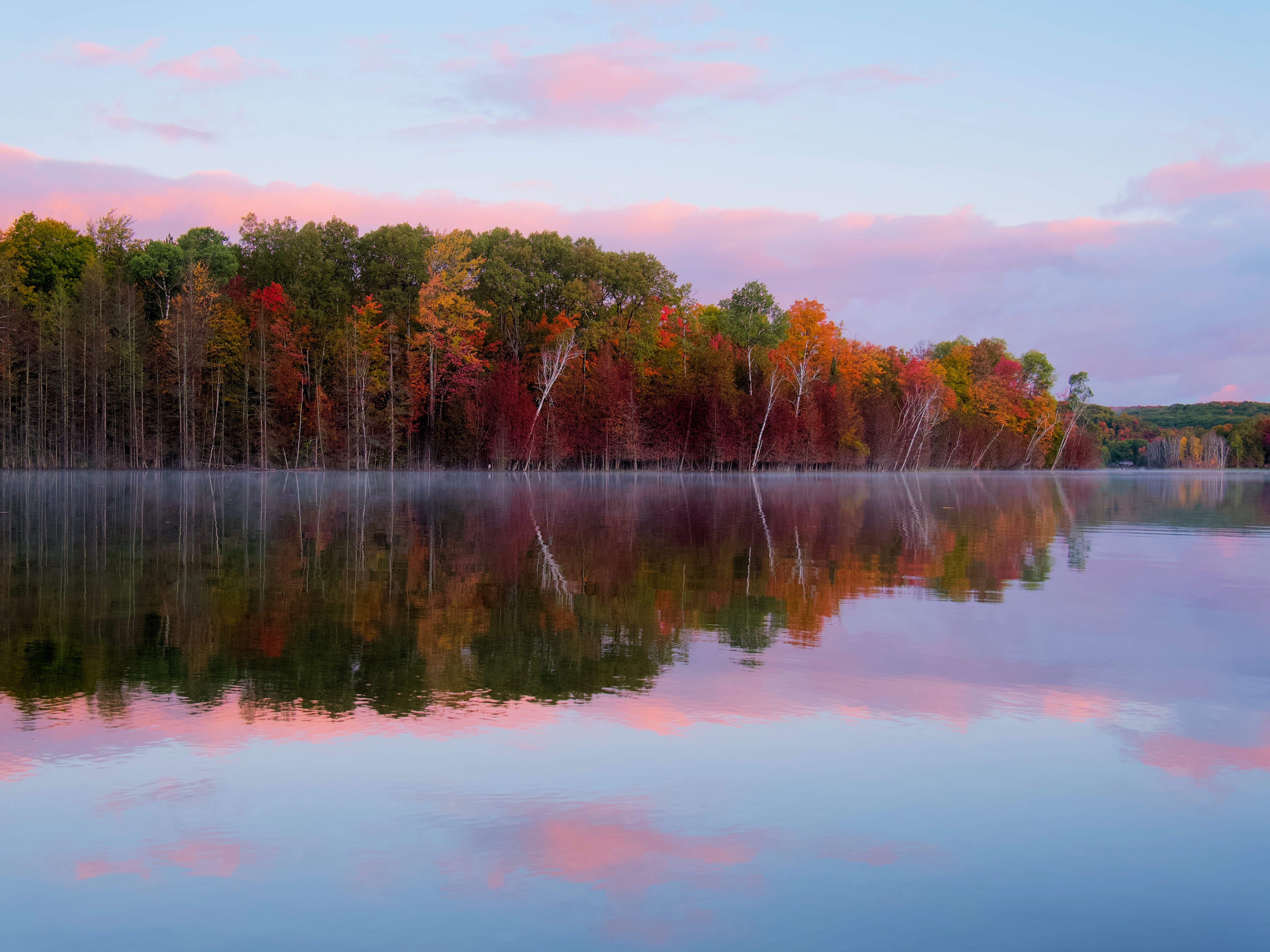 153097 скачать картинку озеро, деревья, осень, природа, отражение - обои и заставки бесплатно