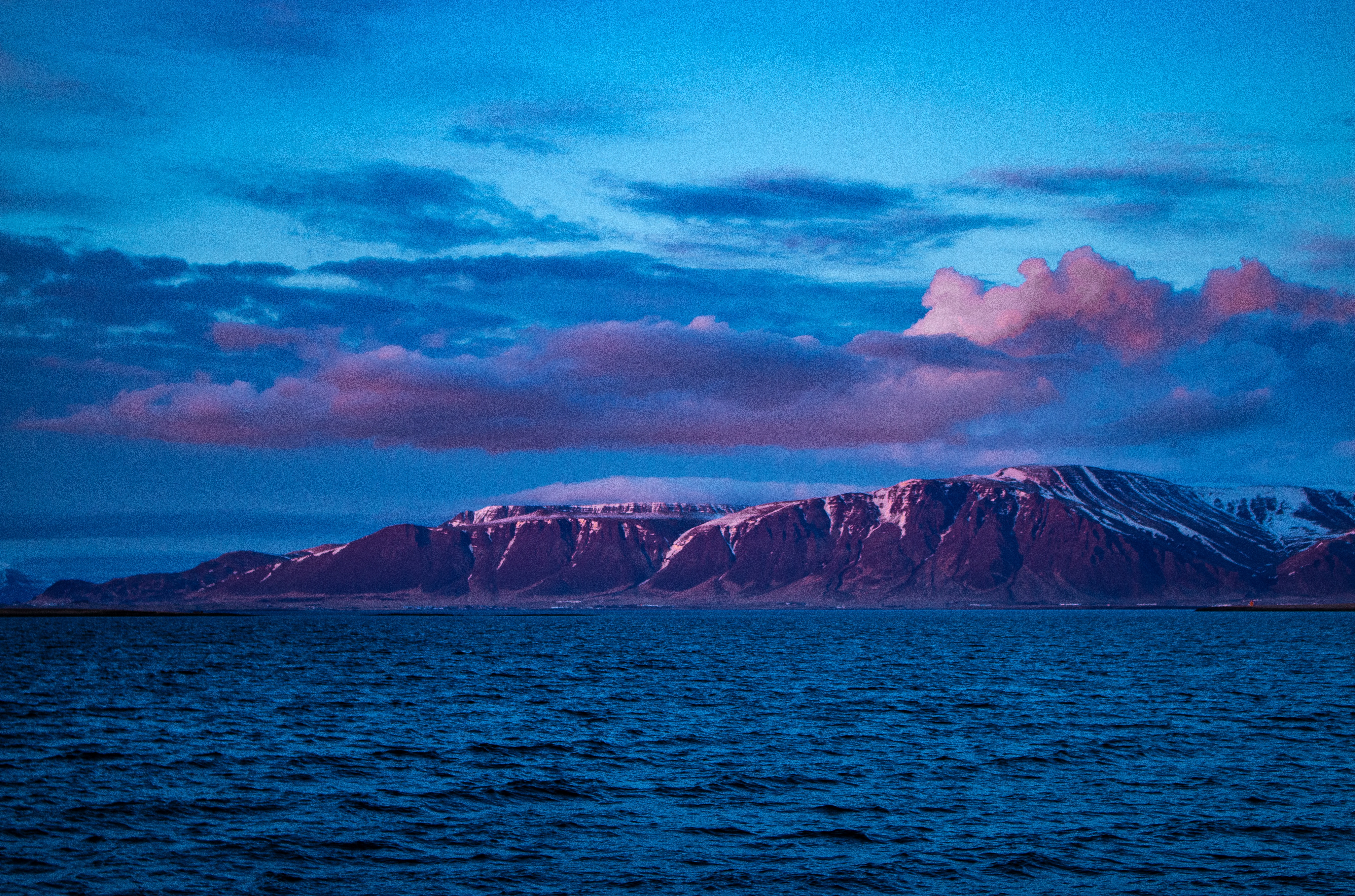 Descarga gratis la imagen Naturaleza, Nubes, Montaña, Islandia, Púrpura, Mar, Morado en el escritorio de tu PC