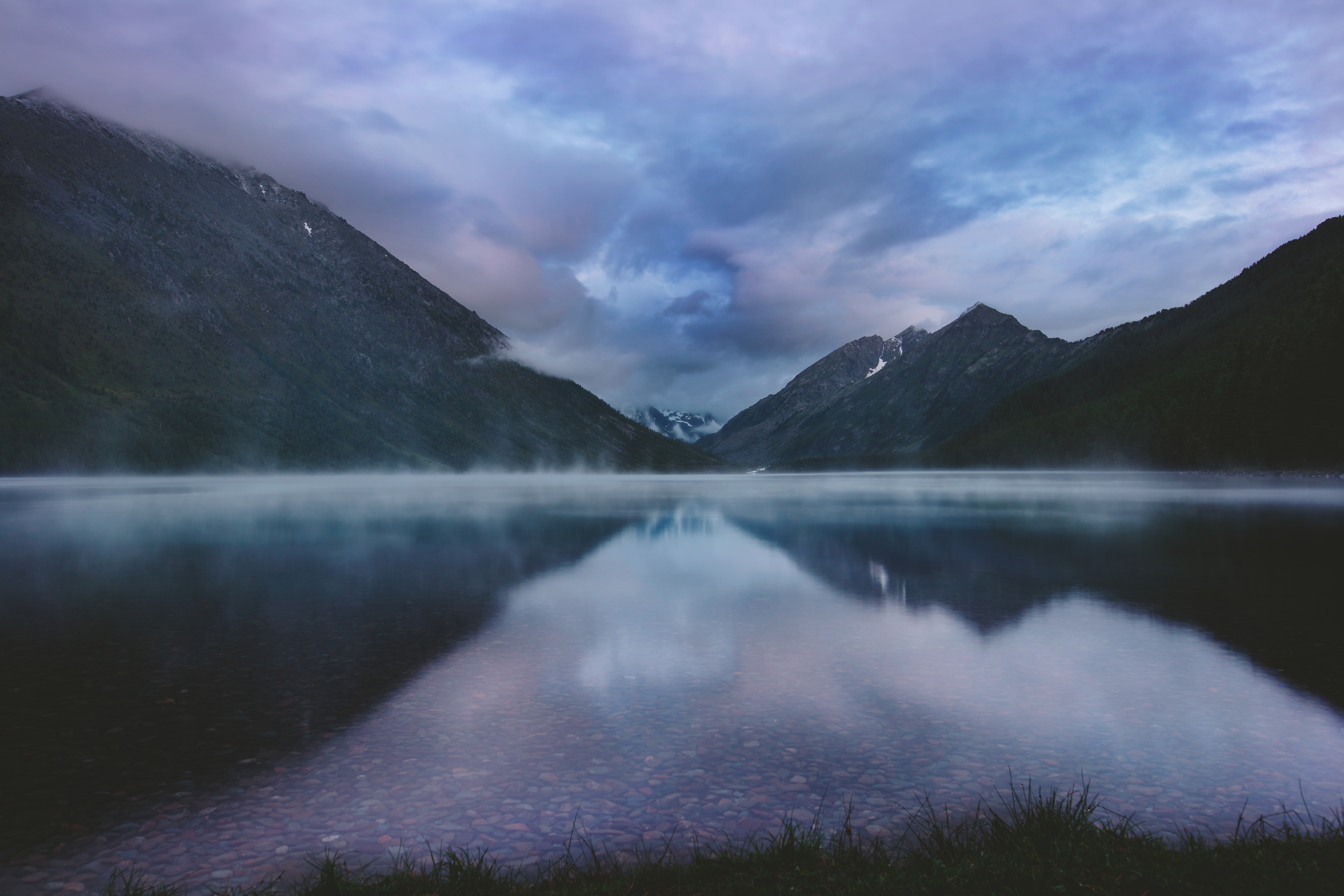 109751 завантажити картинку туман, природа, гори, хмари, озеро, росія, алтай - шпалери і заставки безкоштовно
