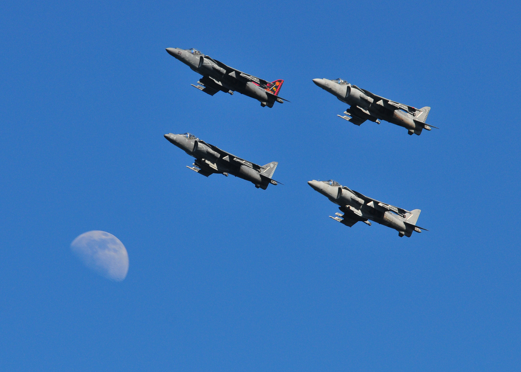 Baixe gratuitamente a imagem Lua, Militar, Aeronaves, Marinha, Caça Jato, Mcdonnell Douglas Av 8B Harrier Ii na área de trabalho do seu PC