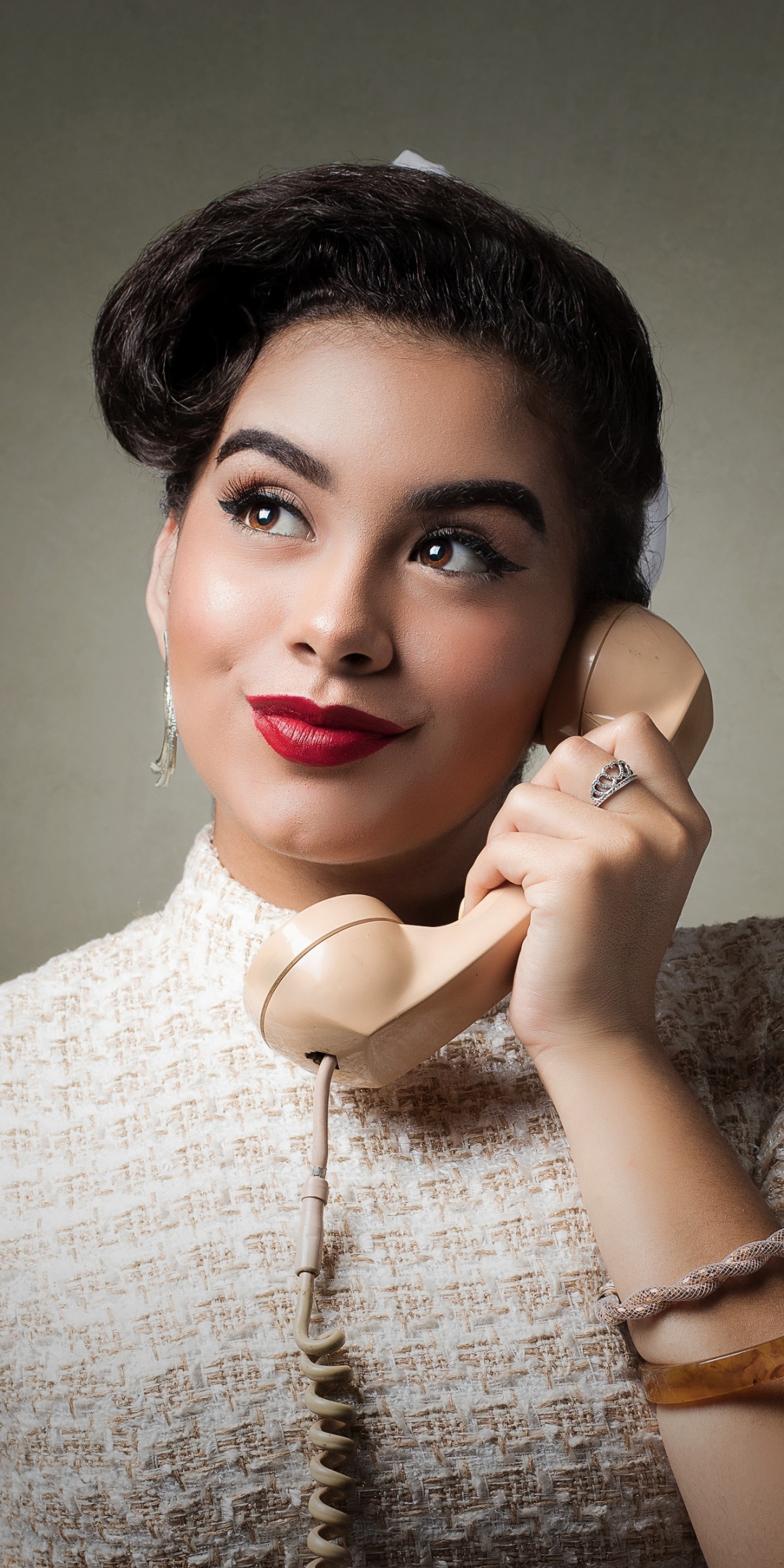 Handy-Wallpaper Telefon, Modell, Frauen, Braune Augen, Schwarzes Haar, Lippenstift kostenlos herunterladen.