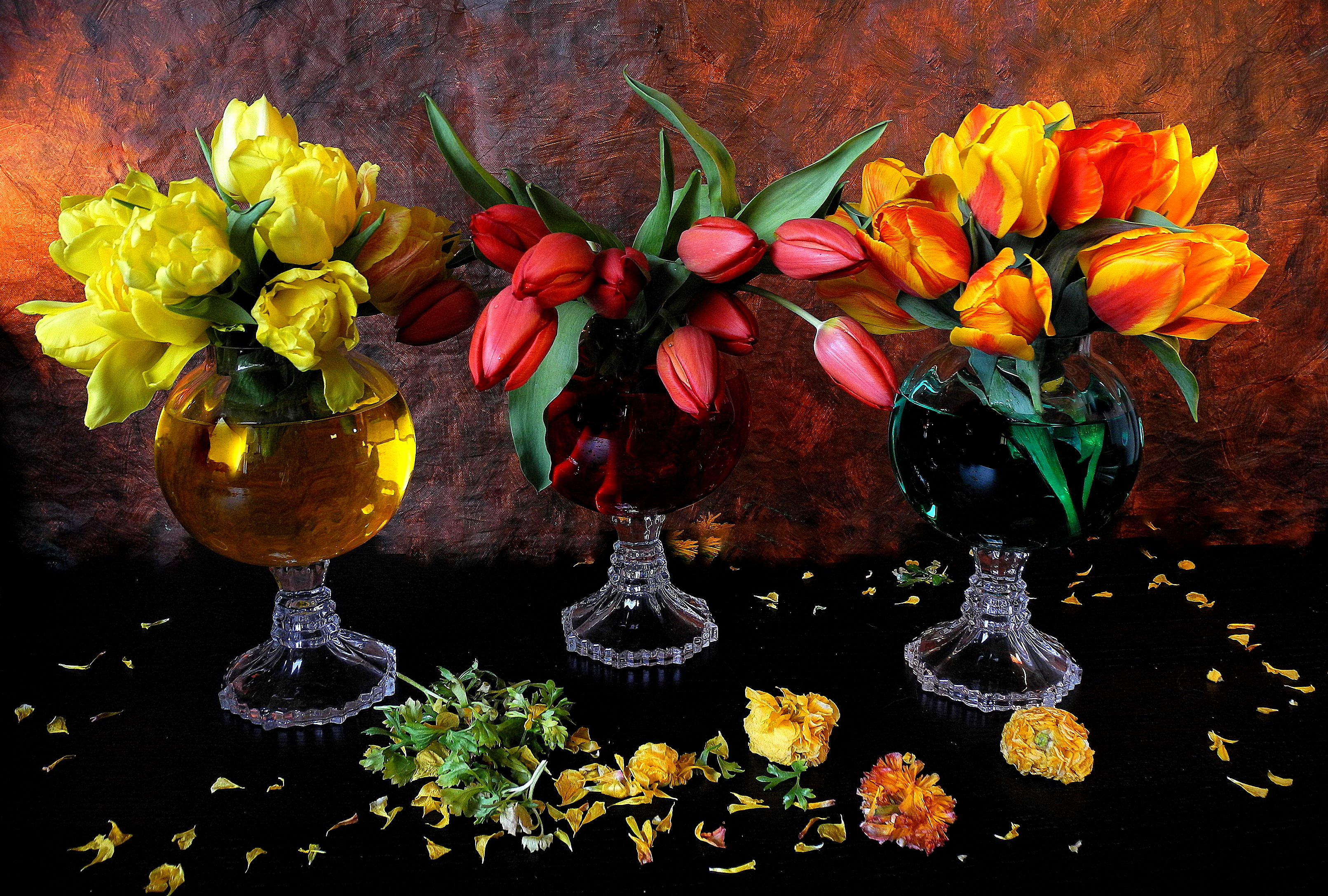Handy-Wallpaper Blume, Farben, Vase, Bunt, Tulpe, Fotografie, Gelbe Blume, Rote Blume, Stillleben kostenlos herunterladen.