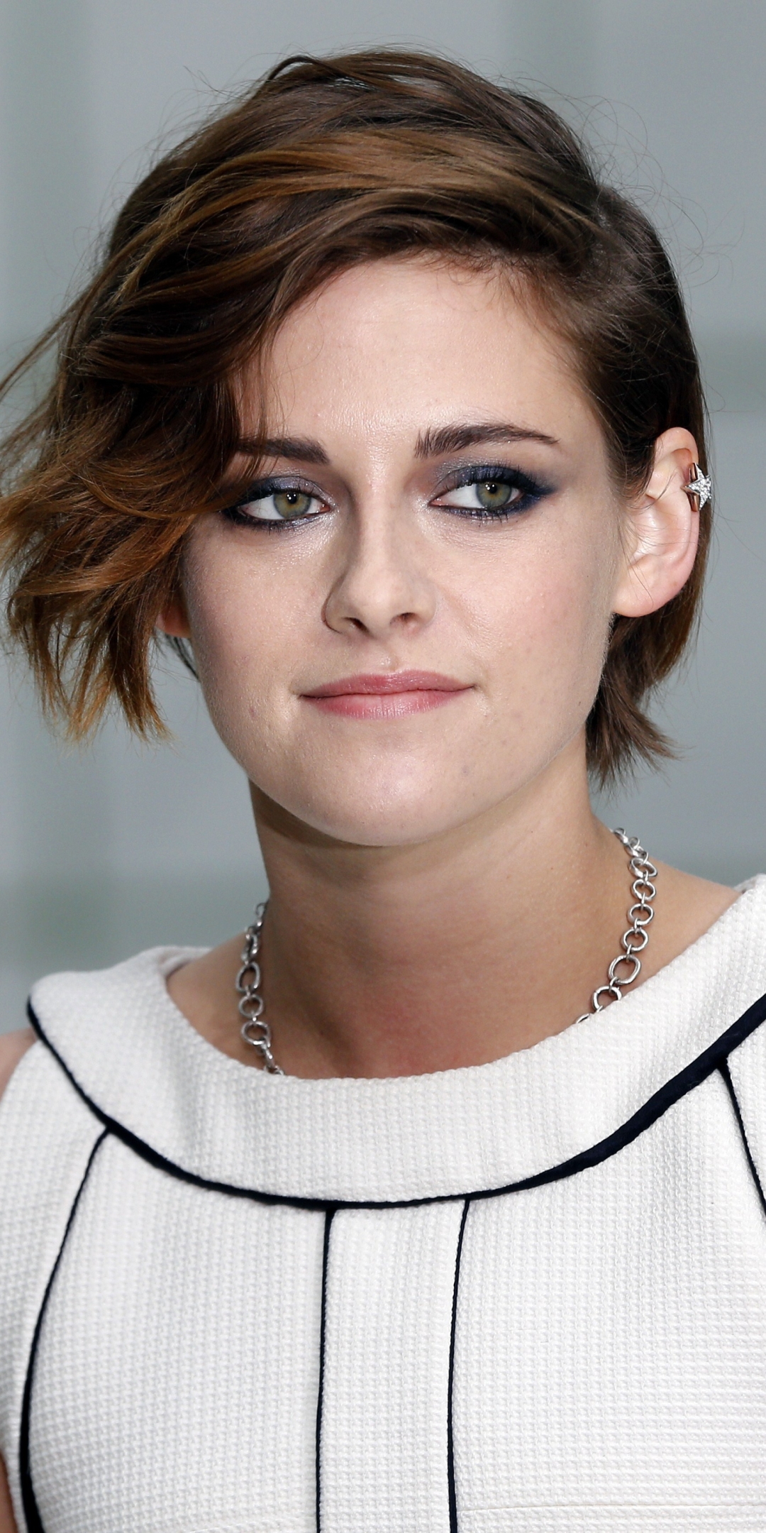 Download mobile wallpaper Kristen Stewart, Face, Brunette, American, Celebrity, Short Hair, Actress for free.