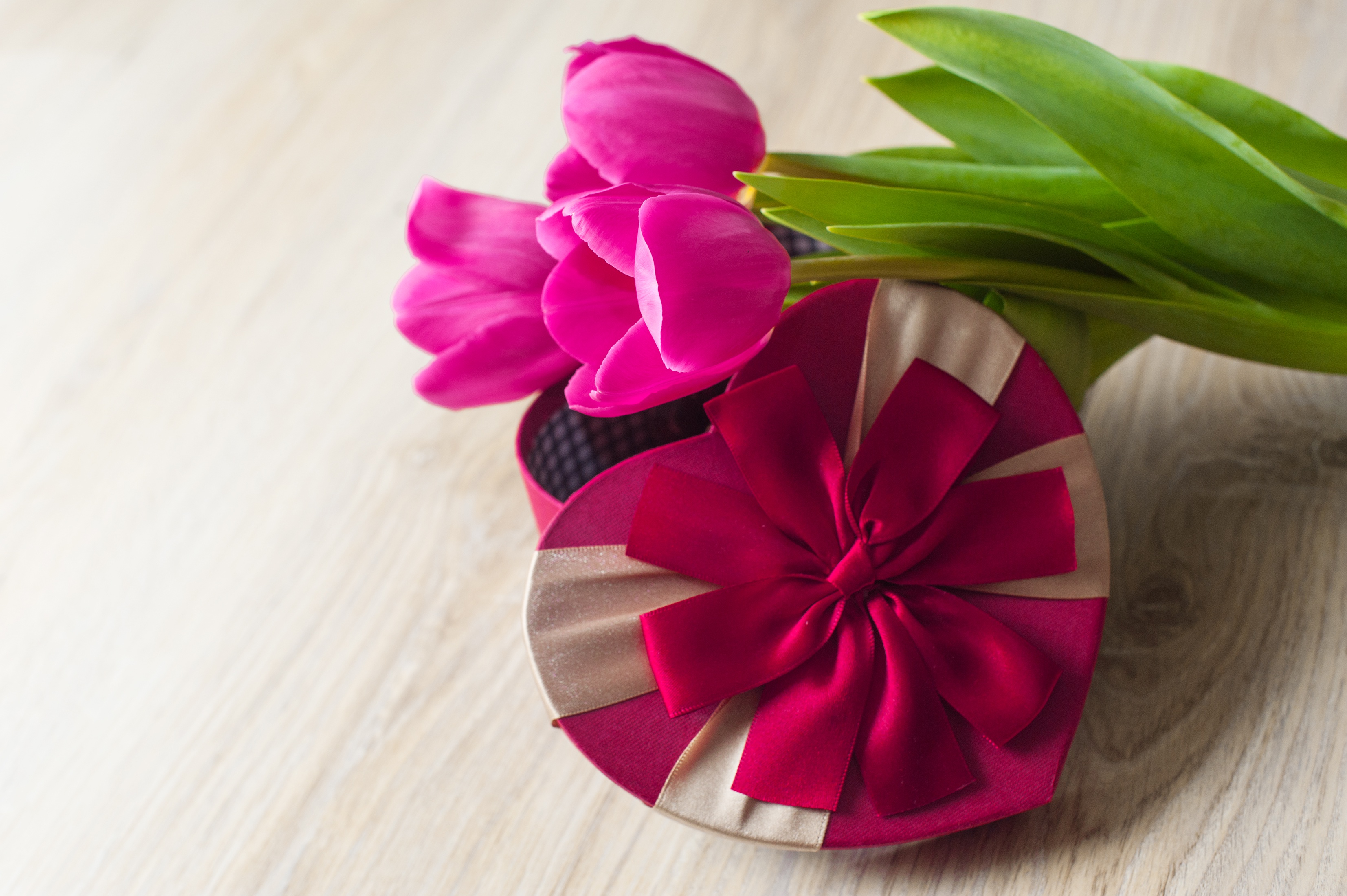 Baixe gratuitamente a imagem Dia Dos Namorados, Presente, Tulipa, Feriados, Em Forma De Coração na área de trabalho do seu PC