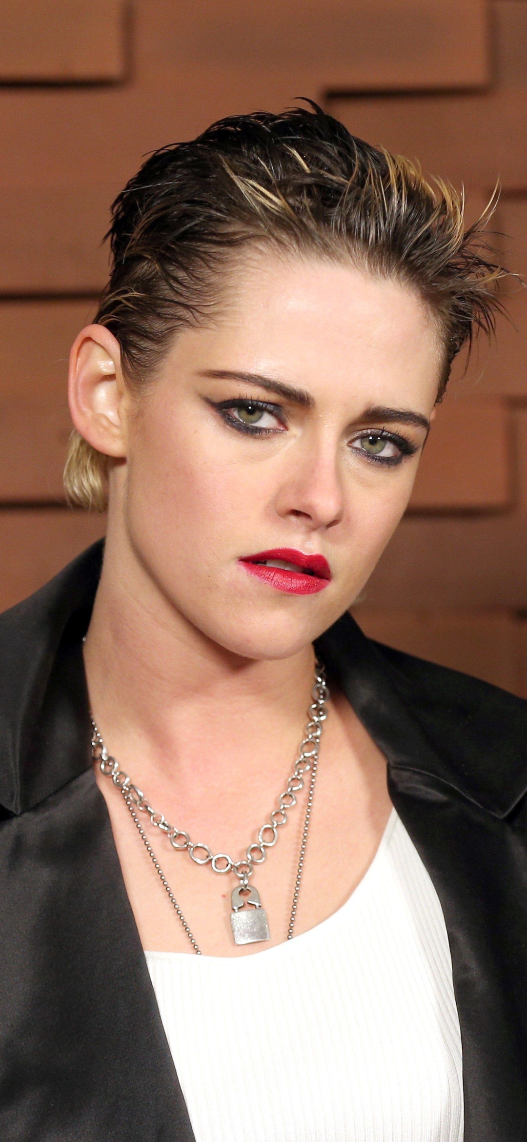 Download mobile wallpaper Kristen Stewart, American, Celebrity, Short Hair, Actress for free.