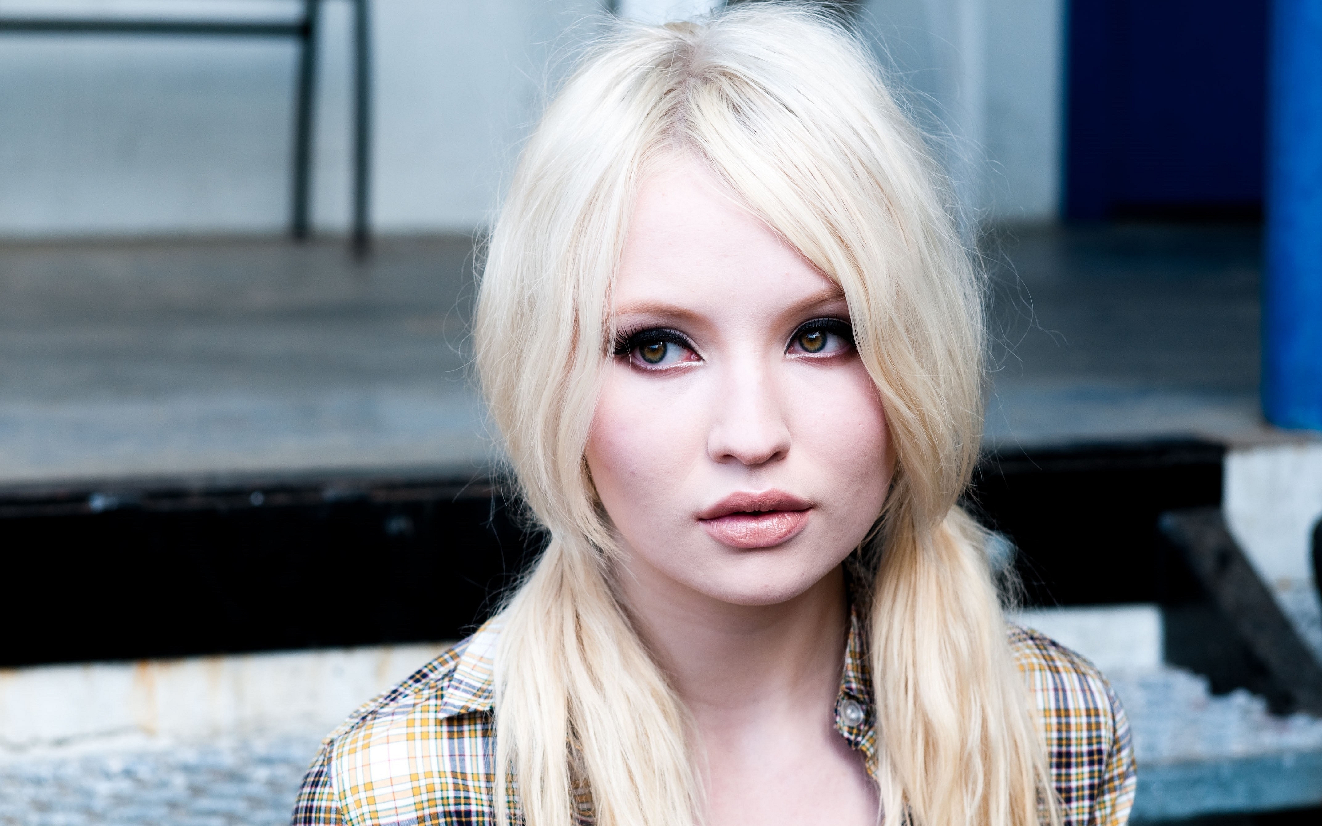 Download mobile wallpaper Celebrity, Emily Browning for free.