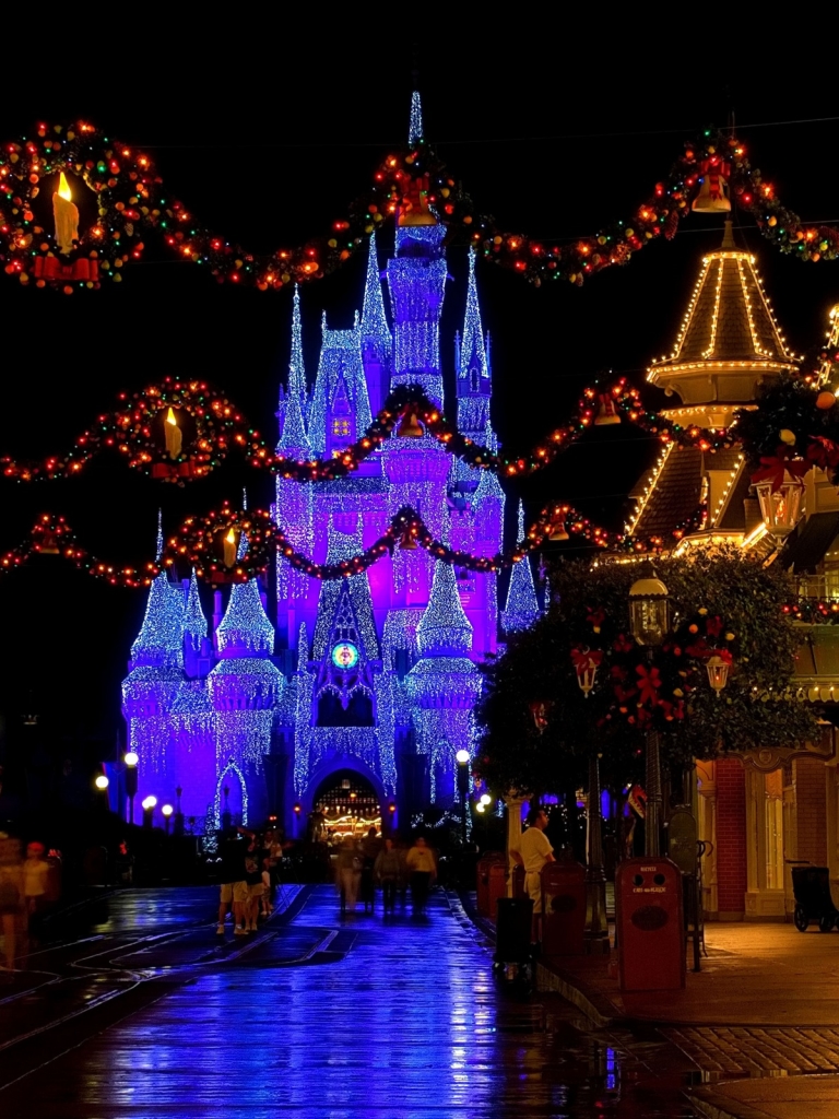 Handy-Wallpaper Feiertage, Weihnachten, Disneyland, Weihnachtsschmuck, Schloss, Weihnachtsbeleuchtung, Disney kostenlos herunterladen.