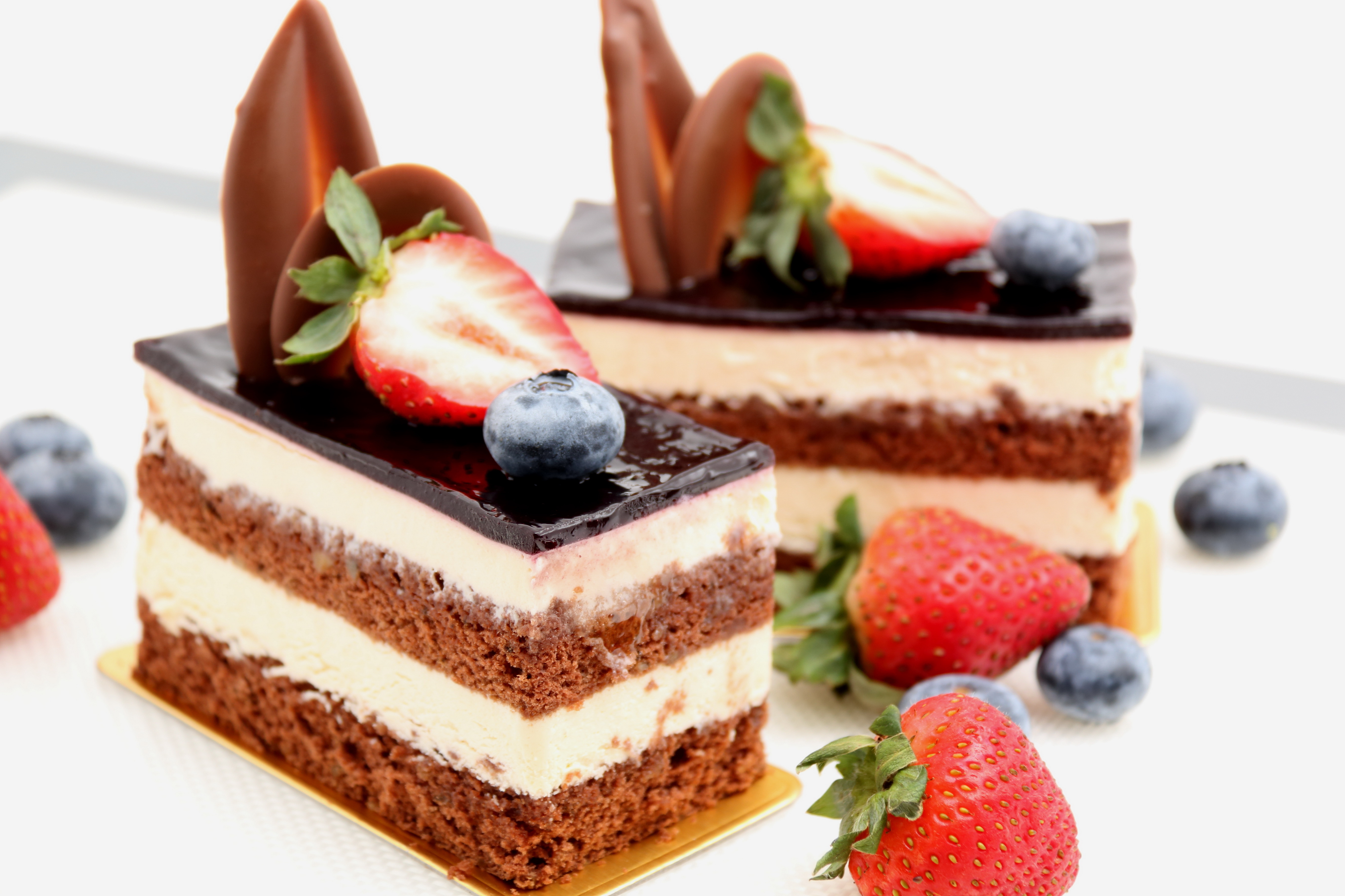 Download mobile wallpaper Food, Strawberry, Dessert, Chocolate, Blueberry, Cake, Berry, Sweets for free.
