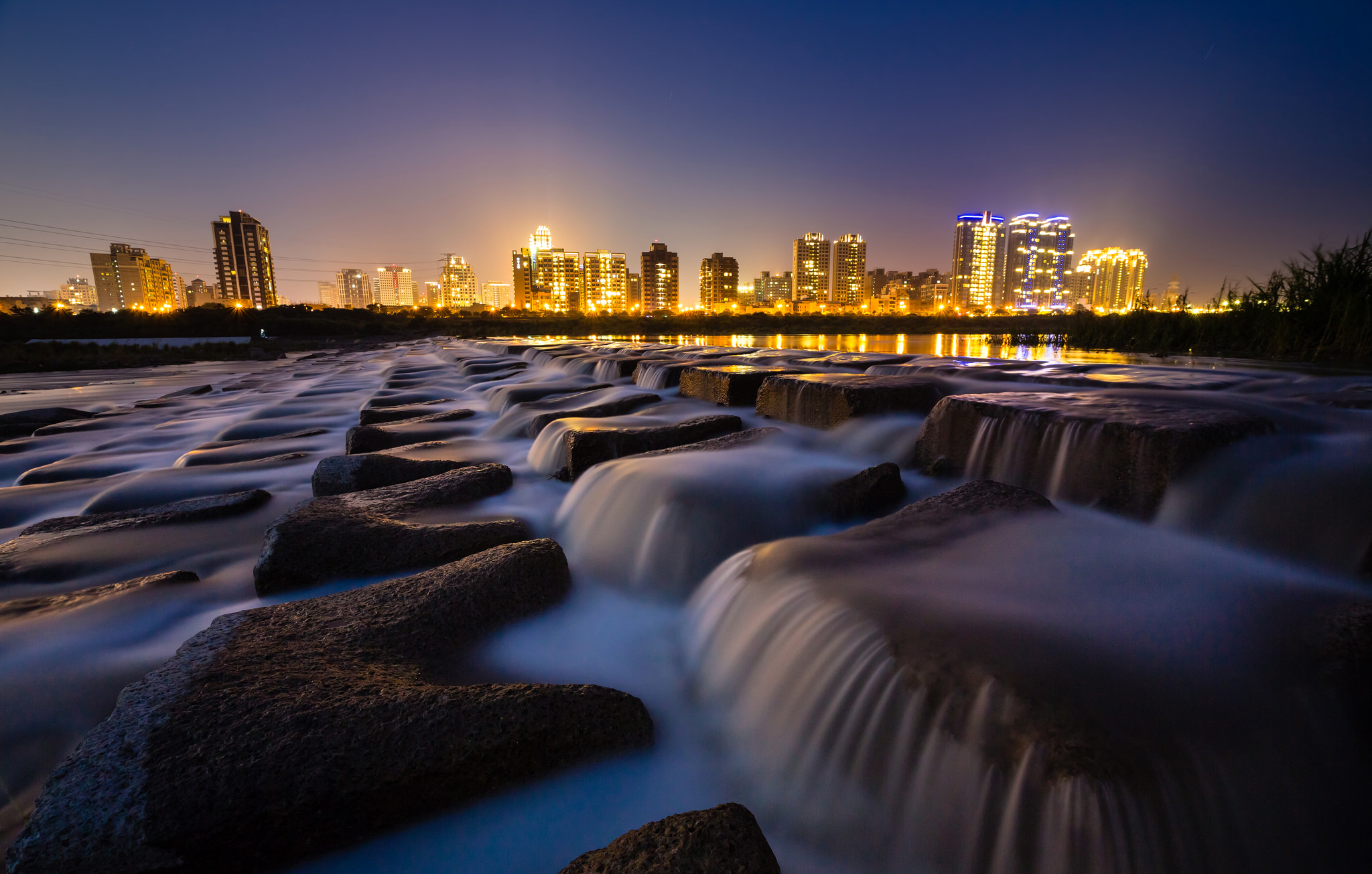 Descarga gratis la imagen Ciudades, Agua, Noche, Ciudad, Luz, Hecho Por El Hombre en el escritorio de tu PC