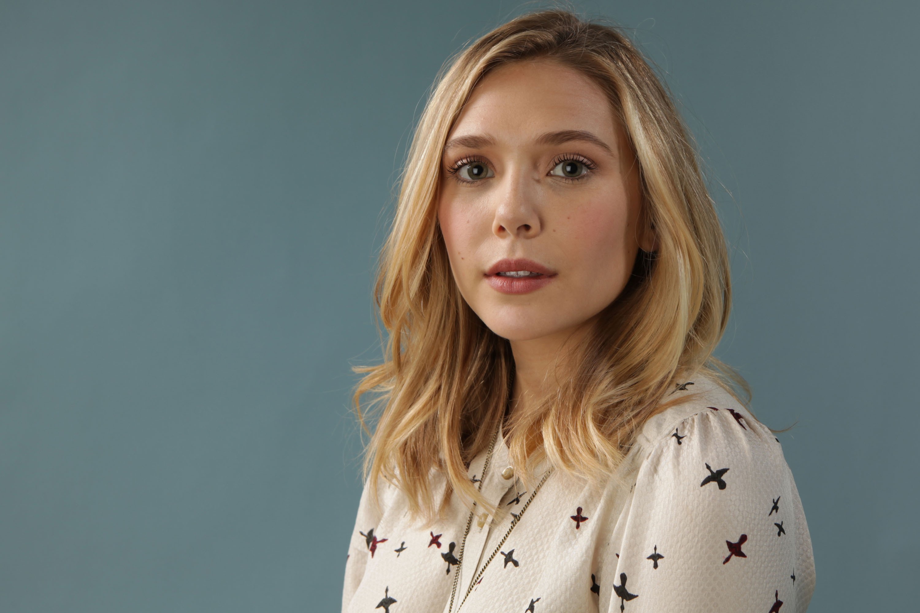 Download mobile wallpaper Blonde, American, Celebrity, Actress, Elizabeth Olsen for free.