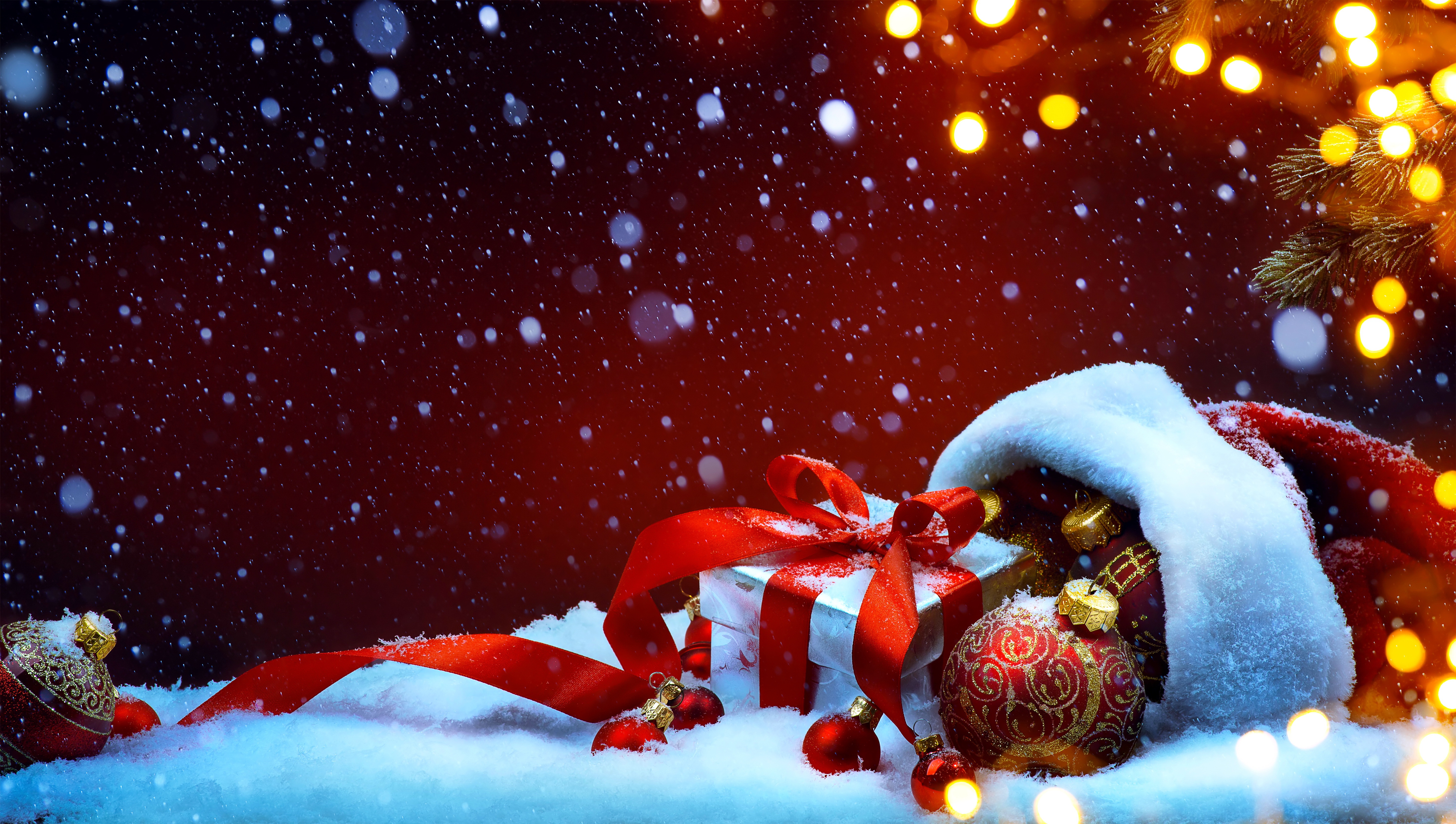 878162 Hintergrundbild herunterladen flitter, feiertage, weihnachten, geschenk, licht, weihnachtsmütze - Bildschirmschoner und Bilder kostenlos