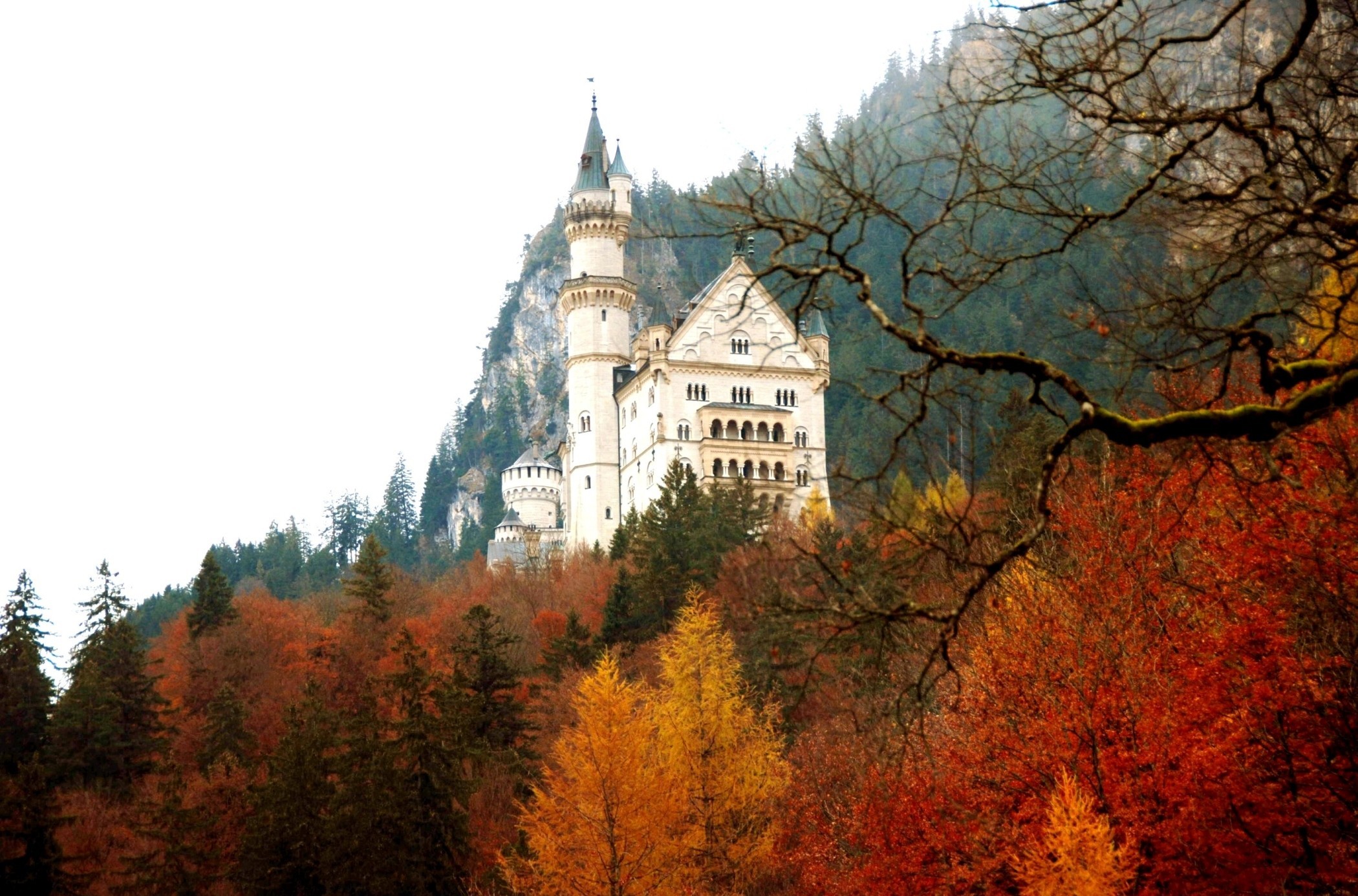 Handy-Wallpaper Bayern, Schloss Neuschwanstein, Deutschland, Menschengemacht, Schlösser, Herbst kostenlos herunterladen.