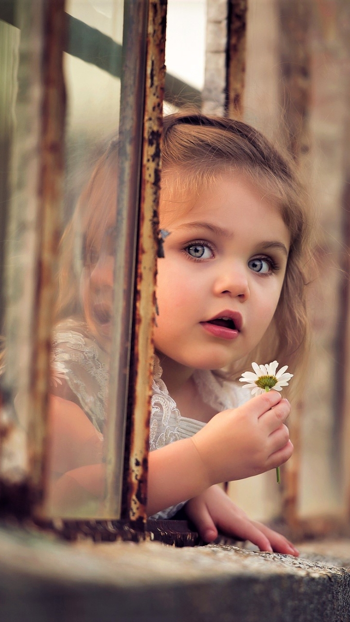 Handy-Wallpaper Blume, Süß, Kind, Gänseblümchen, Fotografie, Blaue Augen, Kleines Mädchen kostenlos herunterladen.