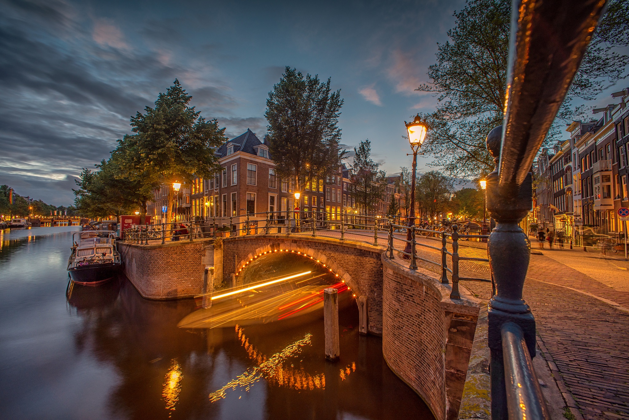 Handy-Wallpaper Städte, Gebäude, Licht, Haus, Brücke, Abend, Niederlande, Amsterdam, Menschengemacht kostenlos herunterladen.