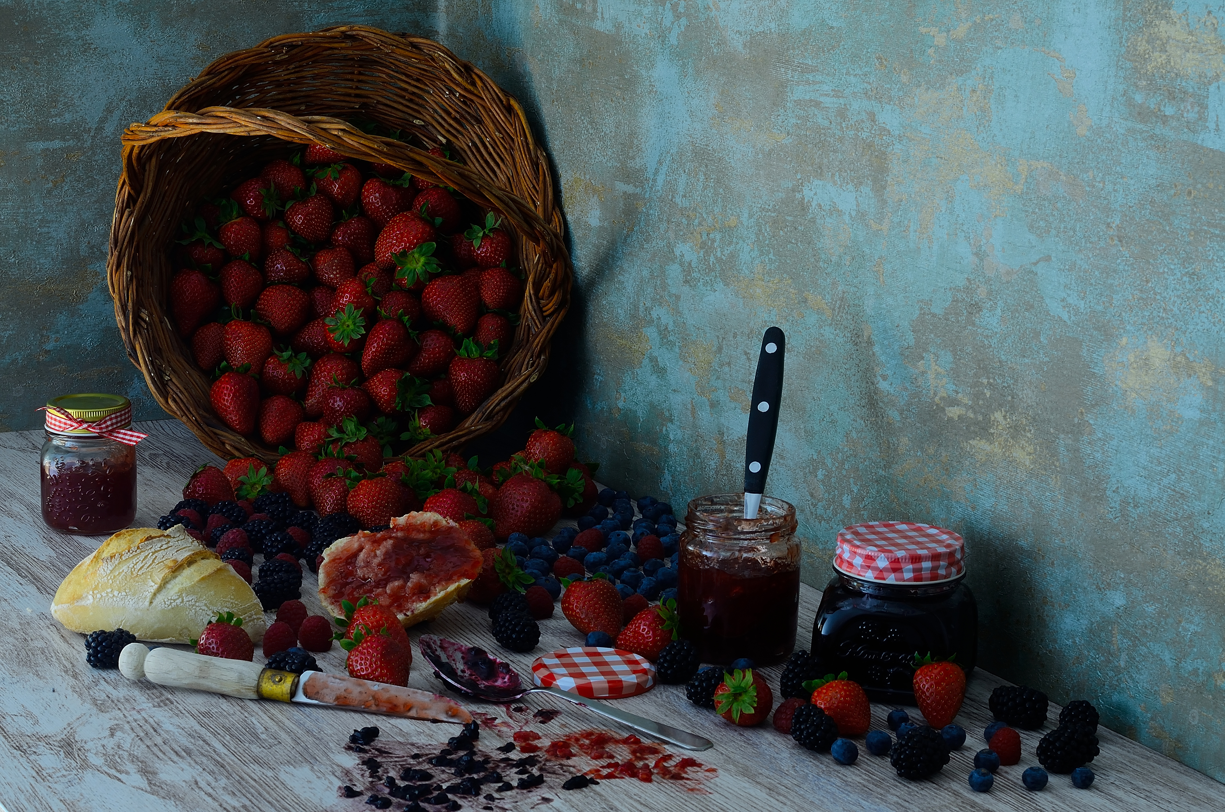 Laden Sie das Erdbeere, Krug, Brombeere, Frucht, Korb, Marmelade, Brot, Heidelbeere, Nahrungsmittel, Stillleben-Bild kostenlos auf Ihren PC-Desktop herunter