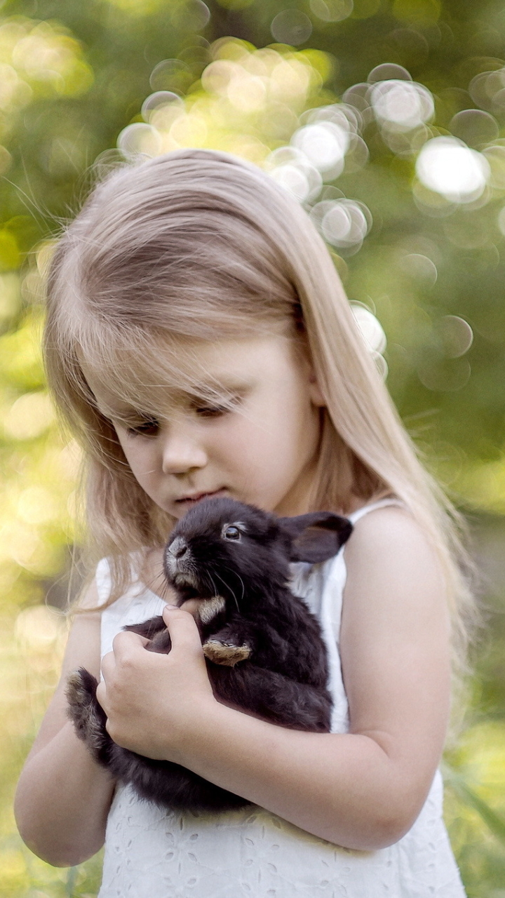 Handy-Wallpaper Kaninchen, Kind, Bokeh, Blond, Hase, Fotografie, Blondinen, Kleines Mädchen, Tiefenschärfe kostenlos herunterladen.