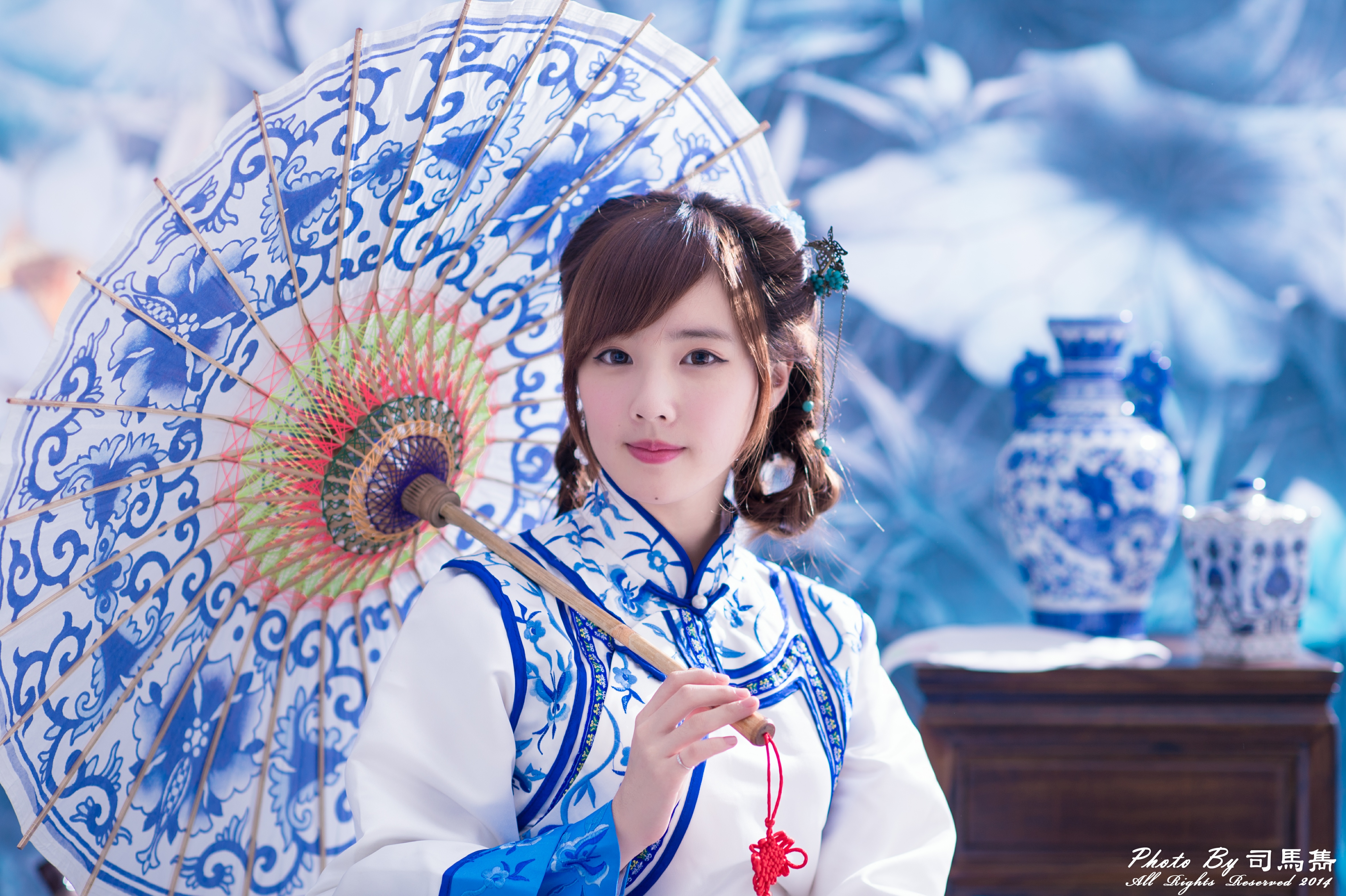 Download mobile wallpaper Vase, Umbrella, Model, Women, Asian, Taiwanese, Traditional Costume, Yu Chen Zheng for free.